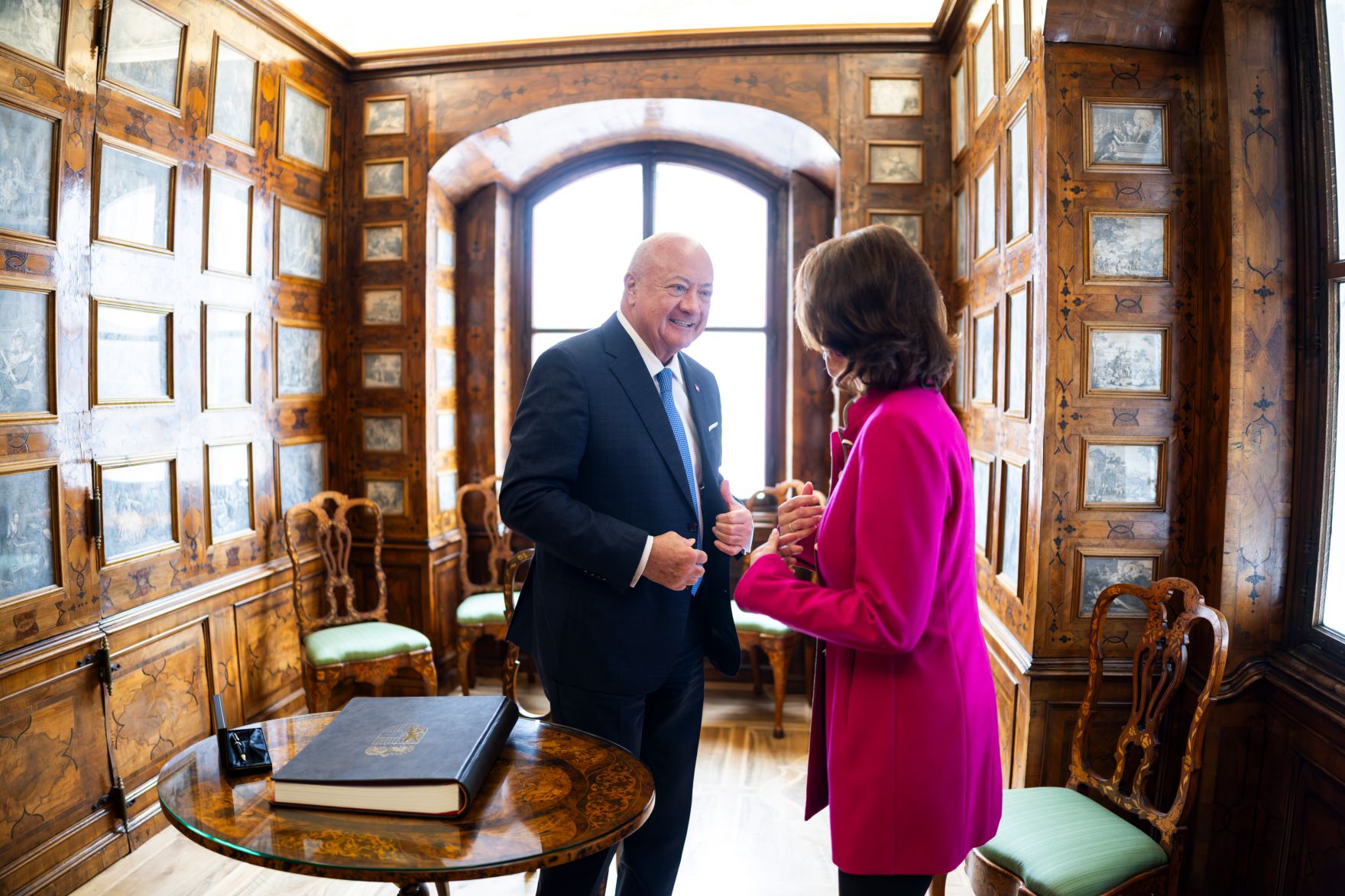 Am 12. M&auml;rz 2026 traf Bundeskanzler Christian Stocker (l.) im Rahmen seines Bundesl&auml;ndertages die Landeshauptfrau von Salzburg Karoline Edtstadler (r.).