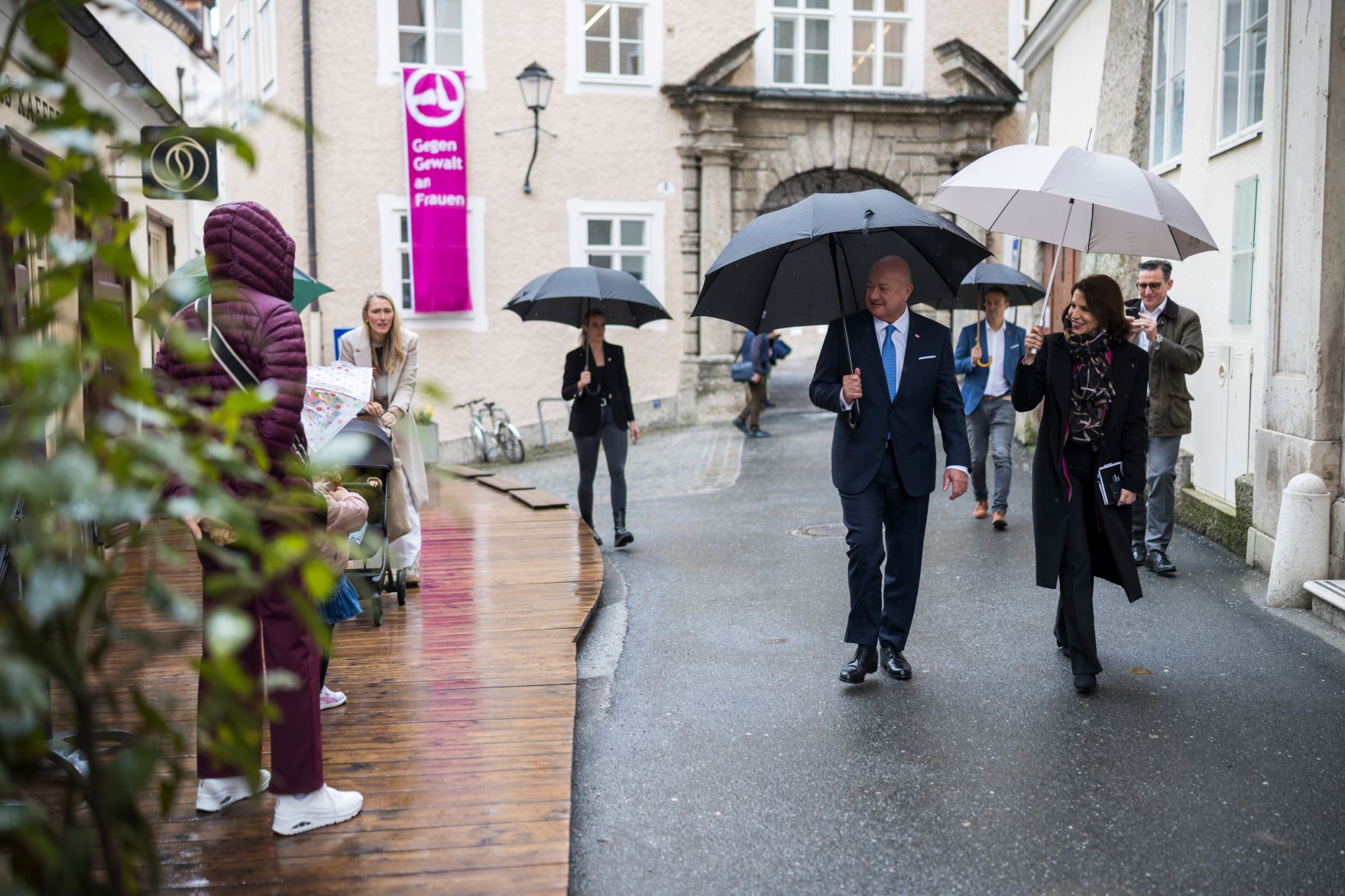 Am 12. M&auml;rz 2026 traf Bundeskanzler Christian Stocker (2.v.r.) im Rahmen seines Bundesl&auml;ndertages die Landeshauptfrau von Salzburg Karoline Edtstadler (r.).