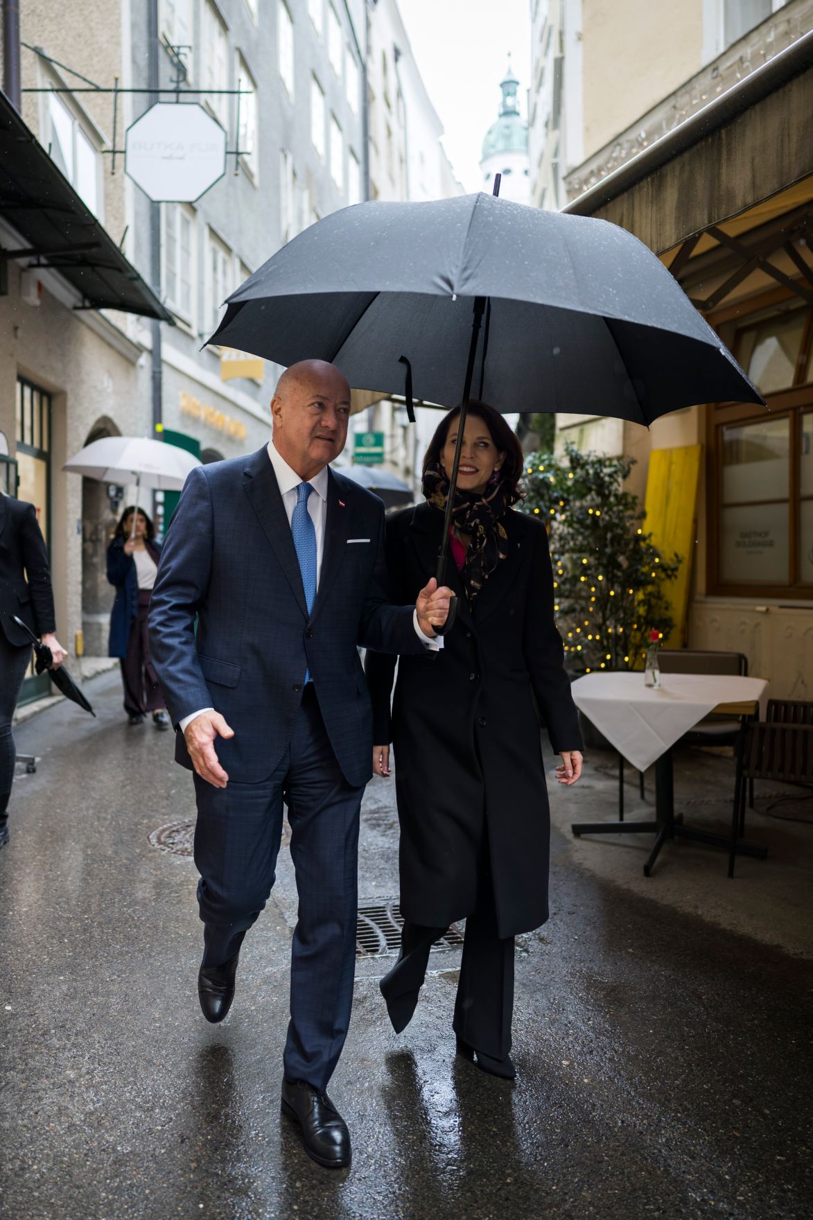 Am 12. M&auml;rz 2026 traf Bundeskanzler Christian Stocker (l.) im Rahmen seines Bundesl&auml;ndertages die Landeshauptfrau von Salzburg Karoline Edtstadler (r.).