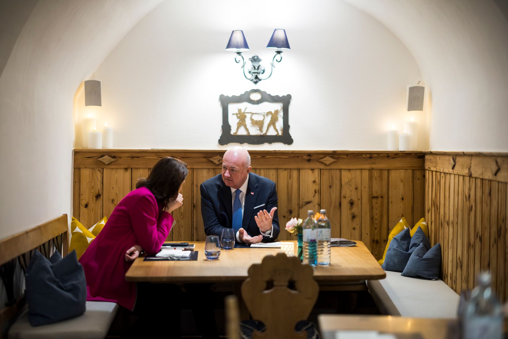 Am 12. M&auml;rz 2026 traf Bundeskanzler Christian Stocker (r.) im Rahmen seines Bundesl&auml;ndertages die Landeshauptfrau von Salzburg Karoline Edtstadler (l.). Im Bild bei einem Arbeitsgespr&auml;ch.