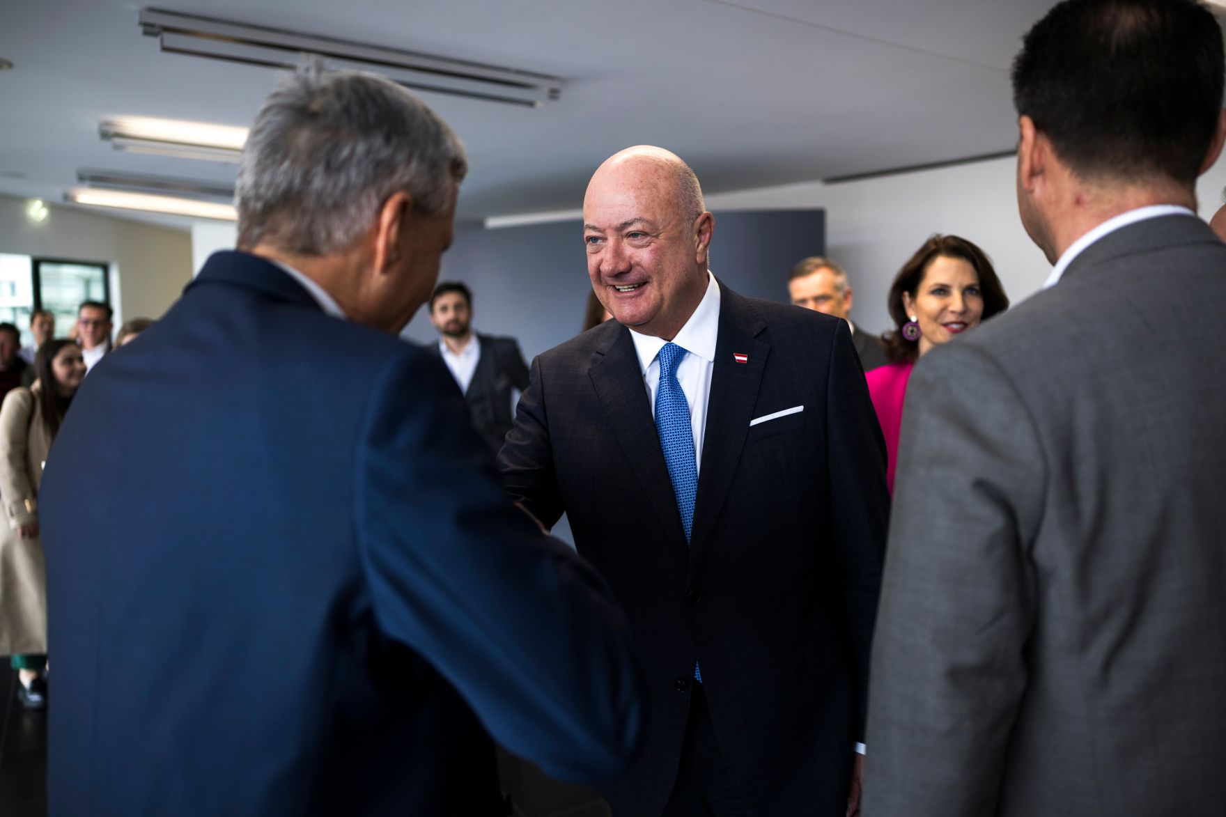 Am 12. M&auml;rz 2026 besuchte Bundeskanzler Christian Stocker (m.) im Rahmen seines Bundesl&auml;ndertages den Betrieb Geislinger GmbH in Hallwang. Im Bild mit der Landeshauptfrau von Salzburg Karoline Edtstadler (2.v.r.).