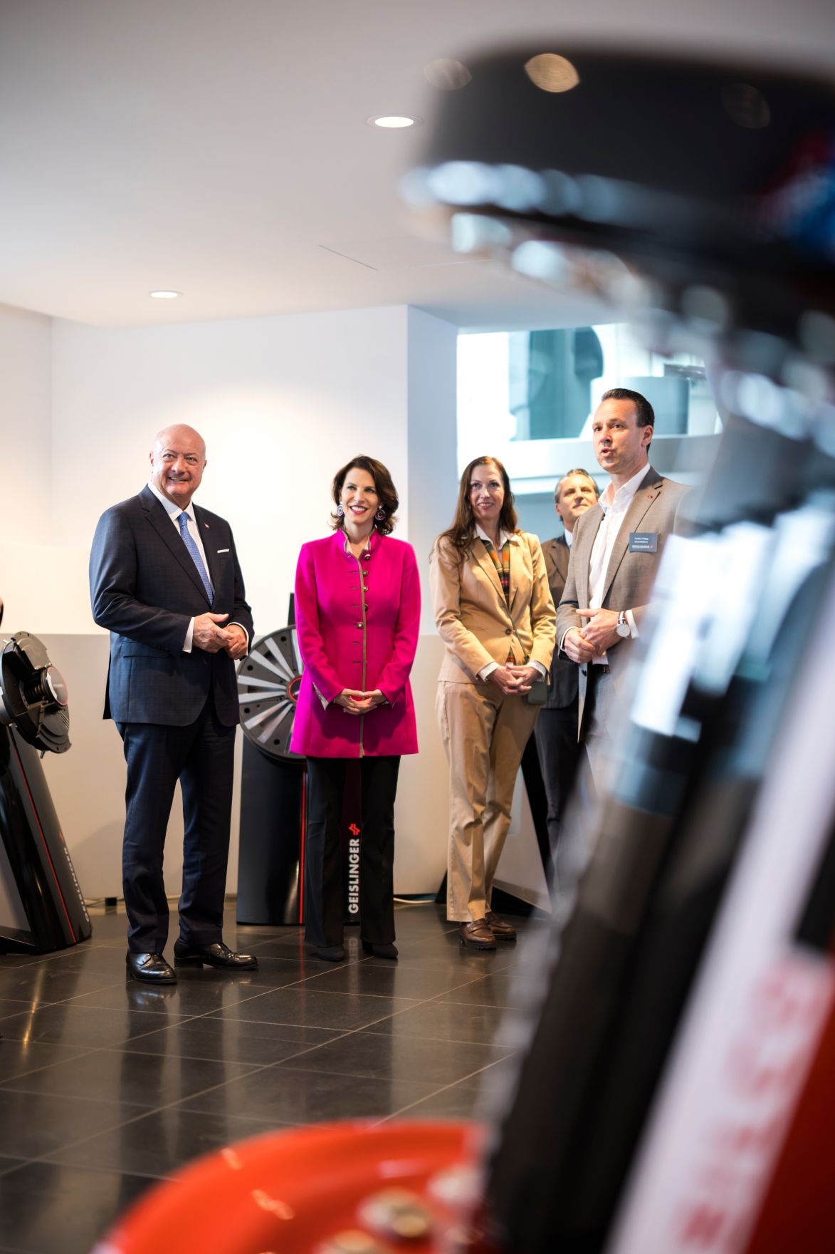 Am 12. M&auml;rz 2026 besuchte Bundeskanzler Christian Stocker (l.) im Rahmen seines Bundesl&auml;ndertages den Betrieb Geislinger GmbH in Hallwang. Im Bild mit der Landeshauptfrau von Salzburg Karoline Edtstadler (2.v.l.).