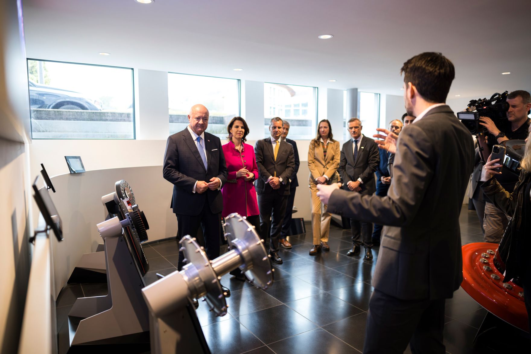Am 12. M&auml;rz 2026 besuchte Bundeskanzler Christian Stocker (l.) im Rahmen seines Bundesl&auml;ndertages den Betrieb Geislinger GmbH in Hallwang. Im Bild mit der Landeshauptfrau von Salzburg Karoline Edtstadler (2.v.l.).