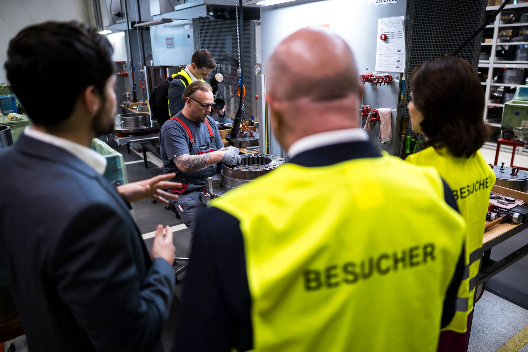 Am 12. M&auml;rz 2026 besuchte Bundeskanzler Christian Stocker (m.) im Rahmen seines Bundesl&auml;ndertages den Betrieb Geislinger GmbH in Hallwang. Im Bild mit der Landeshauptfrau von Salzburg Karoline Edtstadler (r.).
