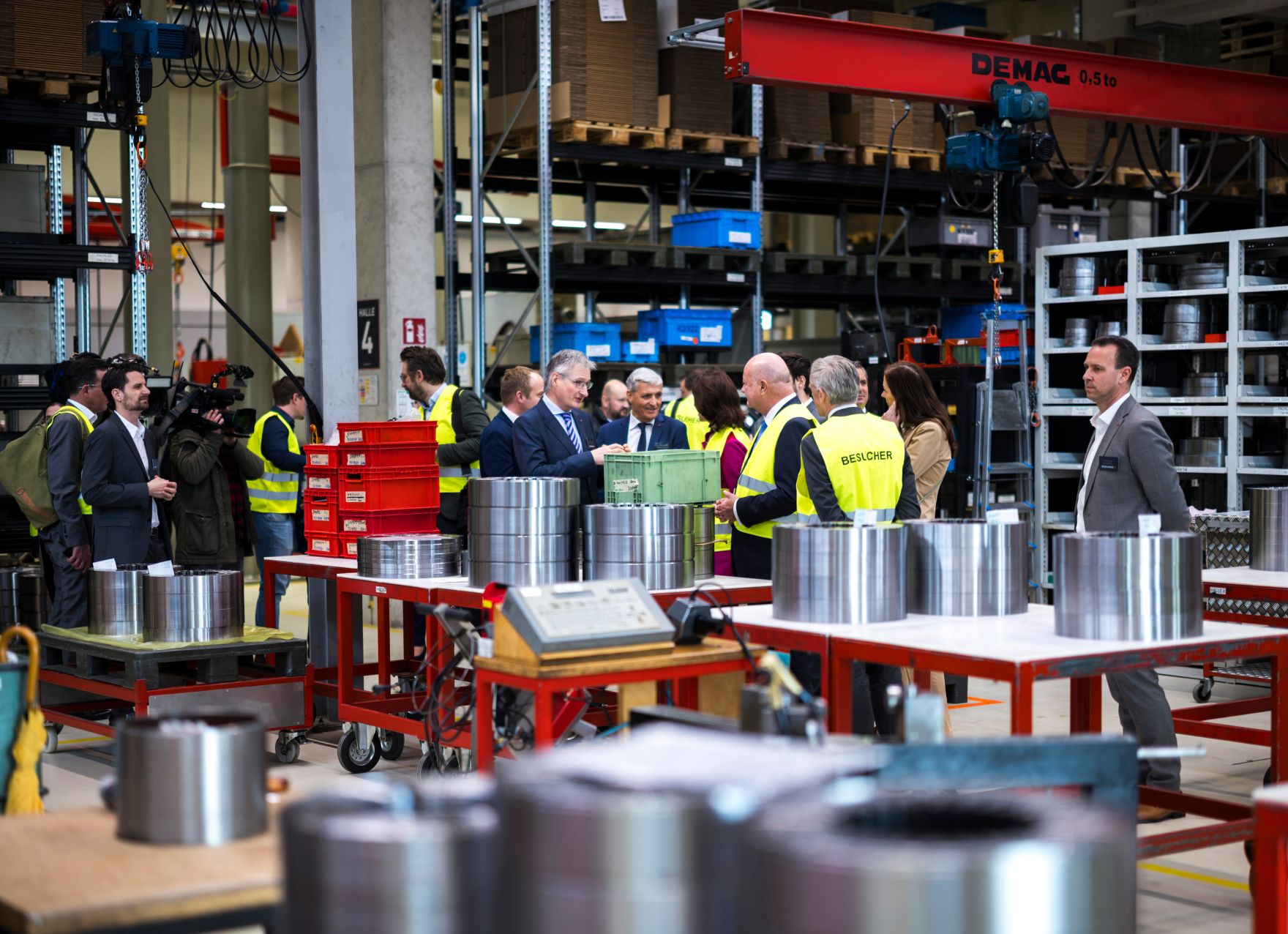 Am 12. M&auml;rz 2026 besuchte Bundeskanzler Christian Stocker im Rahmen seines Bundesl&auml;ndertages den Betrieb Geislinger GmbH in Hallwang. Im Bild mit der Landeshauptfrau von Salzburg Karoline Edtstadler.
