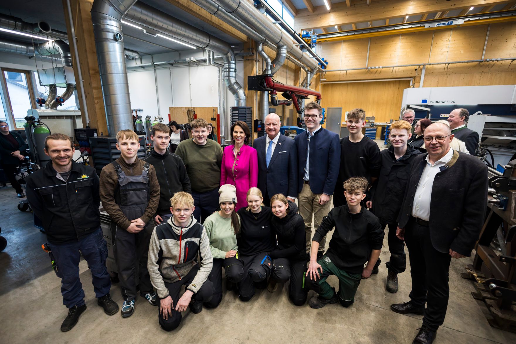Am 12. M&auml;rz 2026 besuchte Bundeskanzler Christian Stocker (m.) im Rahmen seines Bundesl&auml;ndertages die Landwirtschaftliche Fachschule Winklhof in Oberalm. Im Bild mit der Landeshauptfrau von Salzburg Karoline Edtstadler (m.l.).