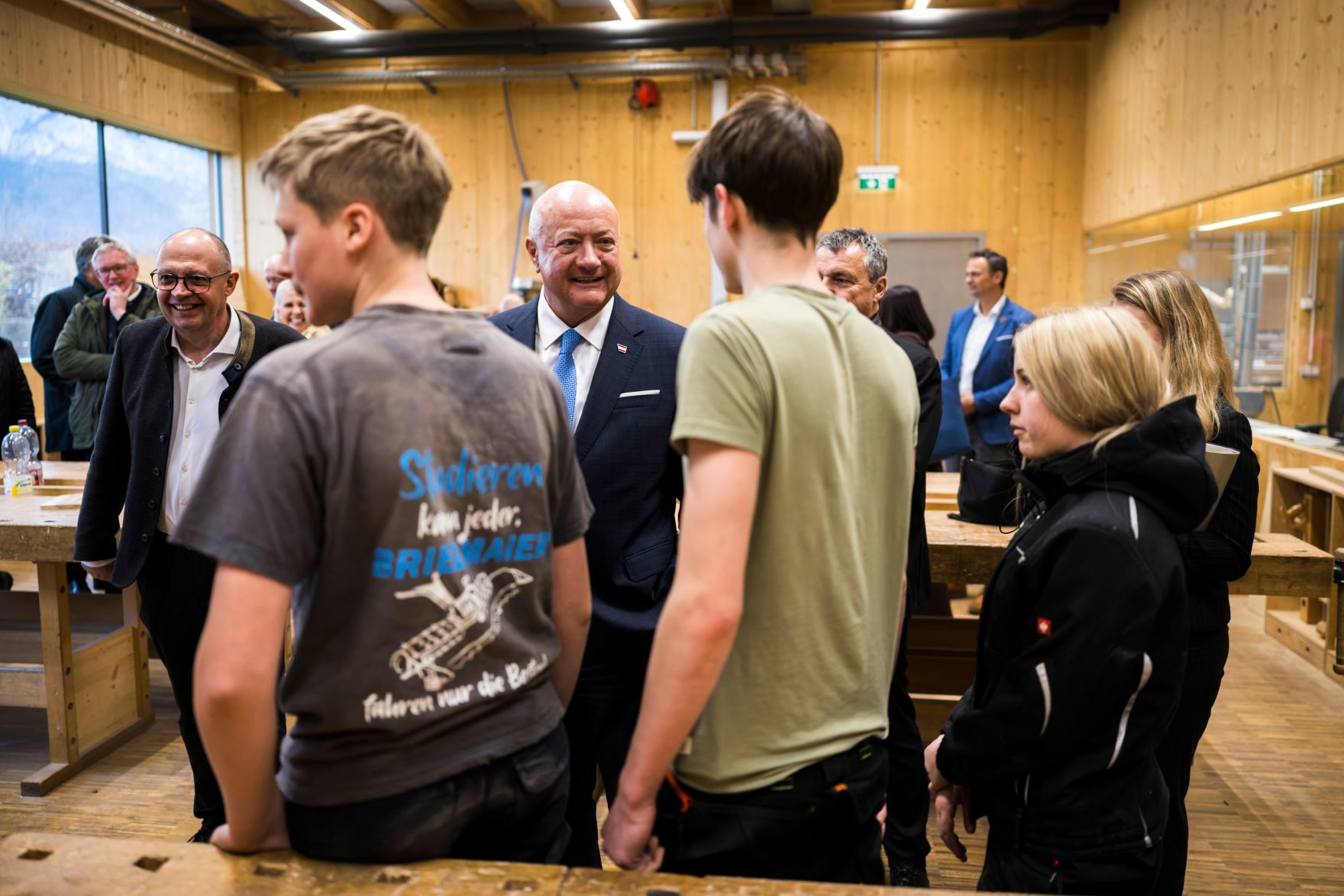 Am 12. M&auml;rz 2026 besuchte Bundeskanzler Christian Stocker (m.) im Rahmen seines Bundesl&auml;ndertages die Landwirtschaftliche Fachschule Winklhof in Oberalm.