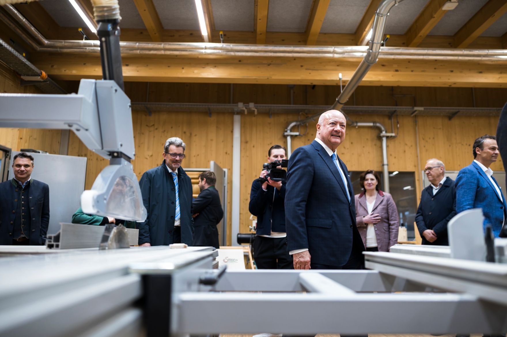 Am 12. M&auml;rz 2026 besuchte Bundeskanzler Christian Stocker (m.r.) im Rahmen seines Bundesl&auml;ndertages die Landwirtschaftliche Fachschule Winklhof in Oberalm.