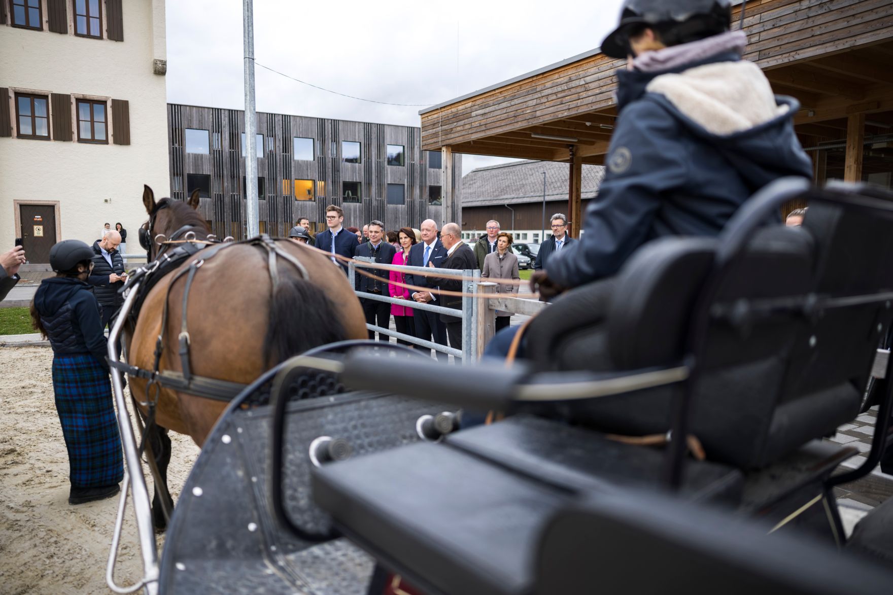 Am 12. M&auml;rz 2026 besuchte Bundeskanzler Christian Stocker (m.) im Rahmen seines Bundesl&auml;ndertages die Landwirtschaftliche Fachschule Winklhof in Oberalm. Im Bild mit der Landeshauptfrau von Salzburg Karoline Edtstadler (m.l.).
