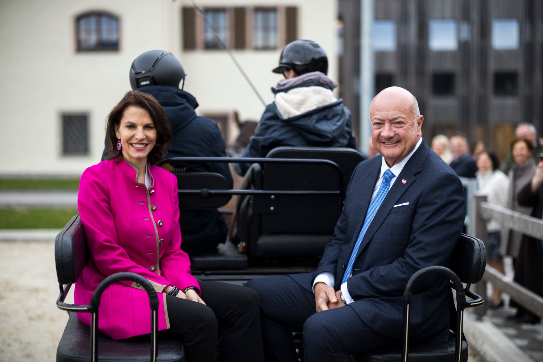 Am 12. M&auml;rz 2026 besuchte Bundeskanzler Christian Stocker (r.) im Rahmen seines Bundesl&auml;ndertages die Landwirtschaftliche Fachschule Winklhof in Oberalm. Im Bild mit der Landeshauptfrau von Salzburg Karoline Edtstadler (l.).