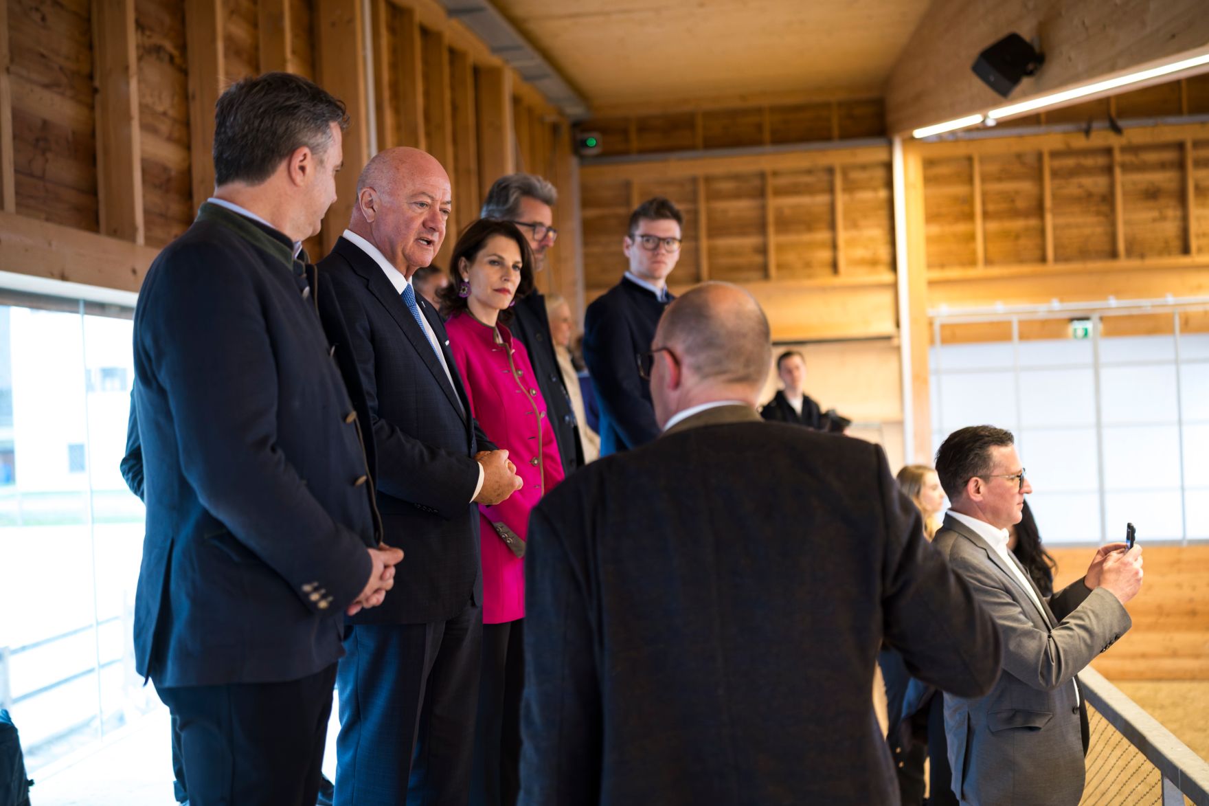 Am 12. M&auml;rz 2026 besuchte Bundeskanzler Christian Stocker (l.) im Rahmen seines Bundesl&auml;ndertages die Landwirtschaftliche Fachschule Winklhof in Oberalm. Im Bild mit der Landeshauptfrau von Salzburg Karoline Edtstadler (3.v.l.).