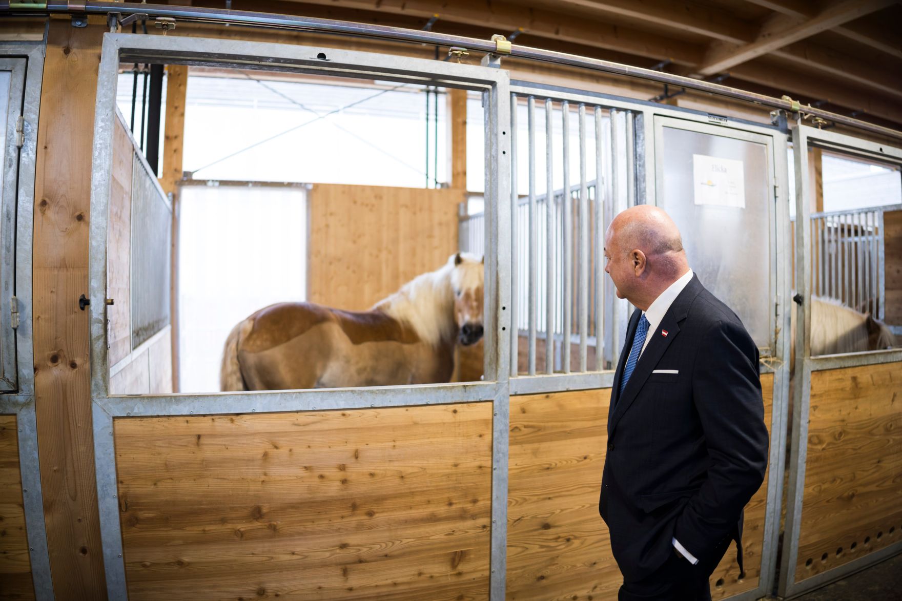 Am 12. M&auml;rz 2026 besuchte Bundeskanzler Christian Stocker (im Bild) im Rahmen seines Bundesl&auml;ndertages die Landwirtschaftliche Fachschule Winklhof in Oberalm.