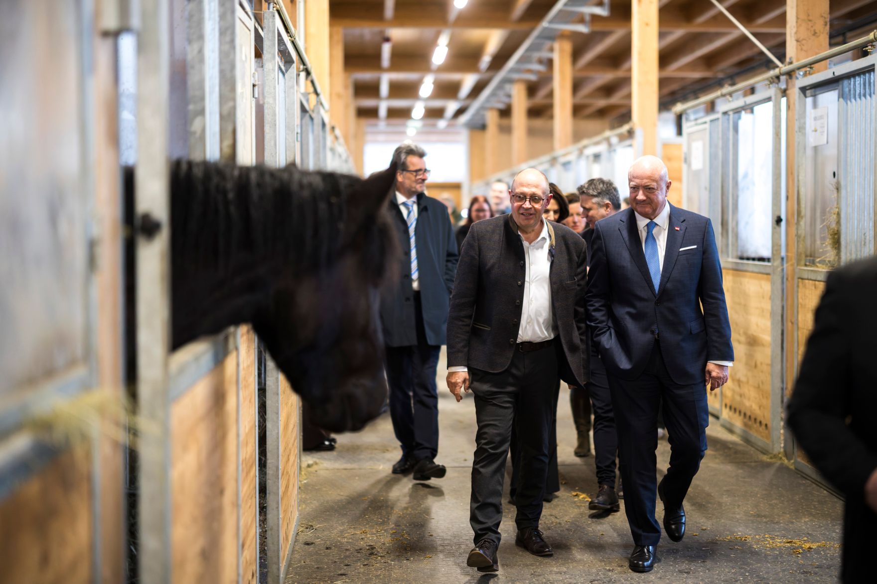 Am 12. M&auml;rz 2026 besuchte Bundeskanzler Christian Stocker (r.) im Rahmen seines Bundesl&auml;ndertages die Landwirtschaftliche Fachschule Winklhof in Oberalm.