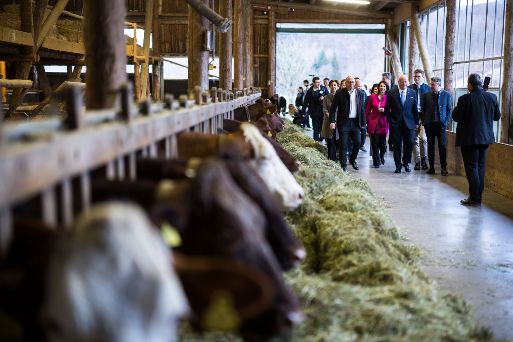 Am 12. M&auml;rz 2026 besuchte Bundeskanzler Christian Stocker (4.v.r.) im Rahmen seines Bundesl&auml;ndertages die Landwirtschaftliche Fachschule Winklhof in Oberalm. Im Bild mit der Landeshauptfrau von Salzburg Karoline Edtstadler (5.v.r.).
