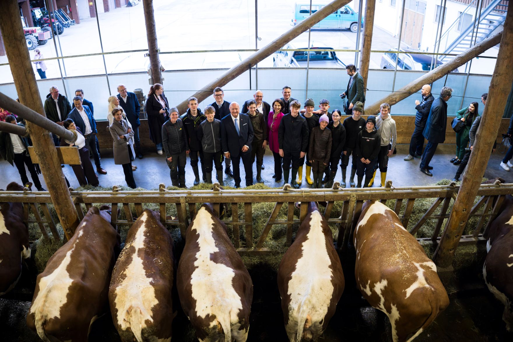 Am 12. M&auml;rz 2026 besuchte Bundeskanzler Christian Stocker (m.) im Rahmen seines Bundesl&auml;ndertages die Landwirtschaftliche Fachschule Winklhof in Oberalm. Im Bild mit der Landeshauptfrau von Salzburg Karoline Edtstadler (m.r.).