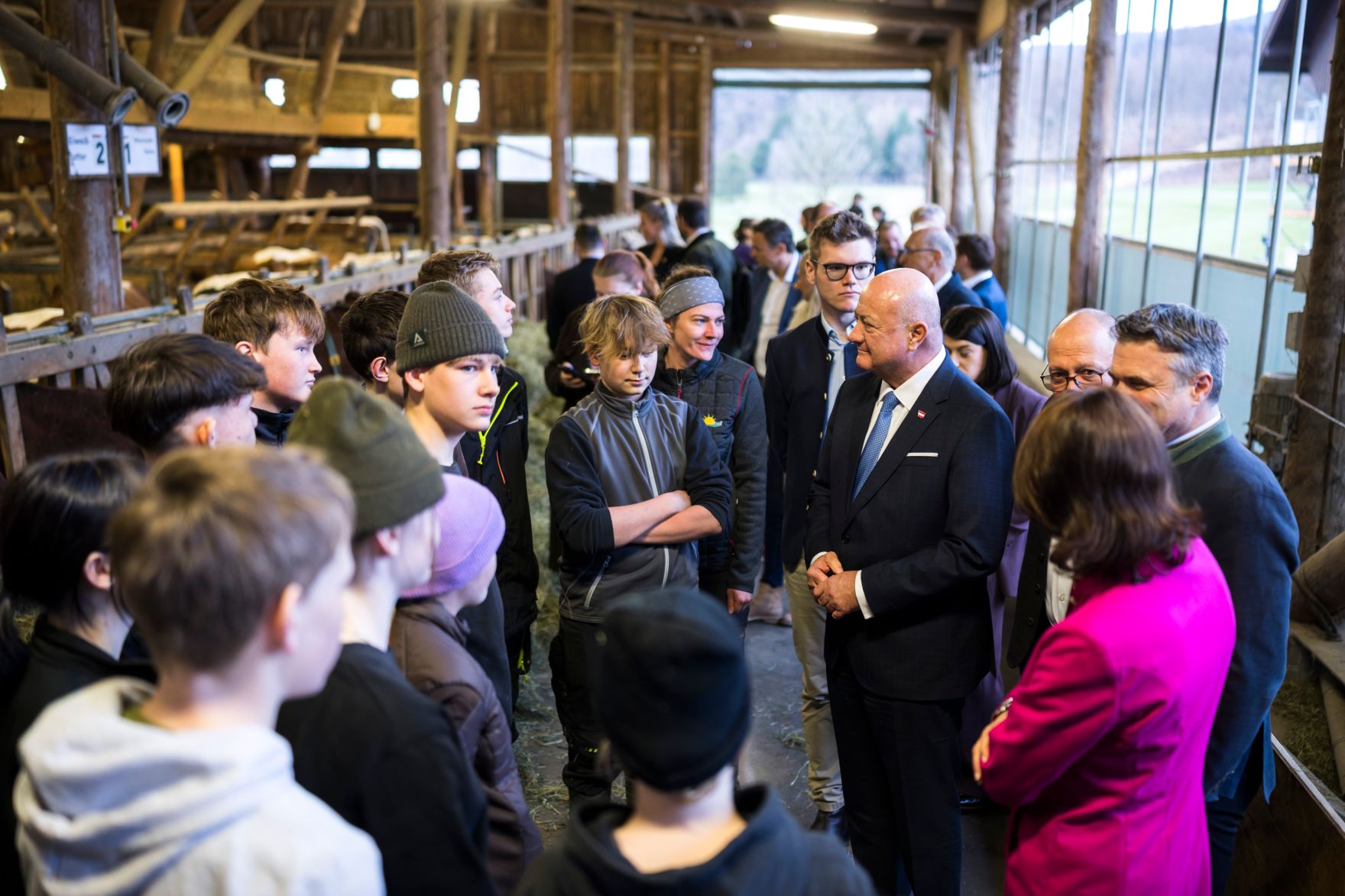 Am 12. M&auml;rz 2026 besuchte Bundeskanzler Christian Stocker (3.v.r.) im Rahmen seines Bundesl&auml;ndertages die Landwirtschaftliche Fachschule Winklhof in Oberalm. Im Bild mit der Landeshauptfrau von Salzburg Karoline Edtstadler (r.).