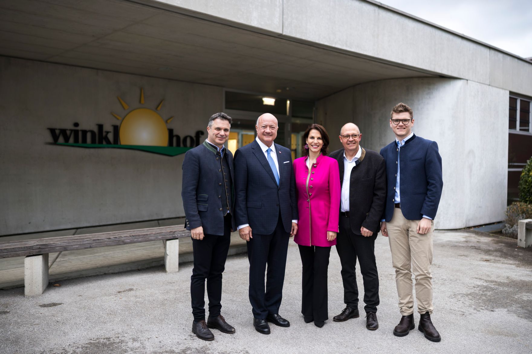 Am 12. M&auml;rz 2026 besuchte Bundeskanzler Christian Stocker (2.v.l.) im Rahmen seines Bundesl&auml;ndertages die Landwirtschaftliche Fachschule Winklhof in Oberalm. Im Bild mit der Landeshauptfrau von Salzburg Karoline Edtstadler (m.).