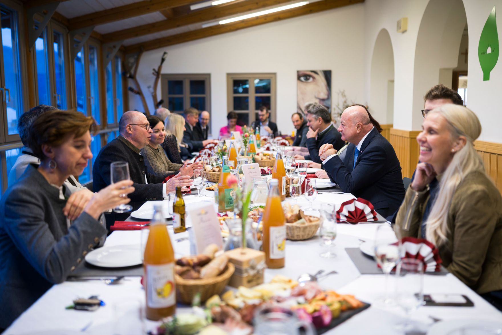 Am 12. M&auml;rz 2026 besuchte Bundeskanzler Christian Stocker (2.v.r.) im Rahmen seines Bundesl&auml;ndertages die Landwirtschaftliche Fachschule Winklhof in Oberalm.