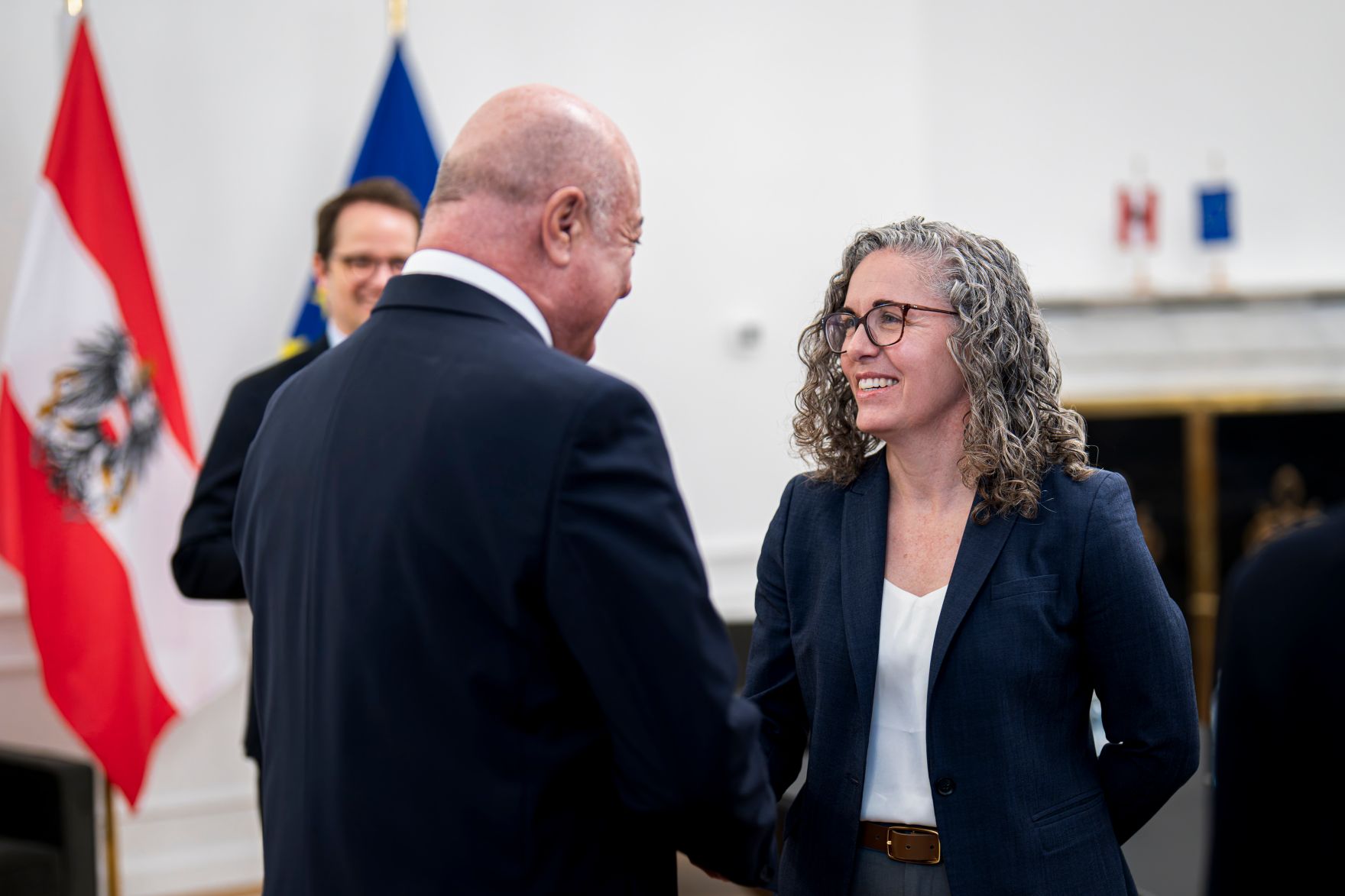 Am 16. M&auml;rz 2026 empfing Bundeskanzler Christian Stocker (l.) die Vizepr&auml;sidentin f&uuml;r Global Policy and Standards bei Google Christy Abizaid (r.) zu einem Arbeitsgespr&auml;ch im Bundeskanzleramt.