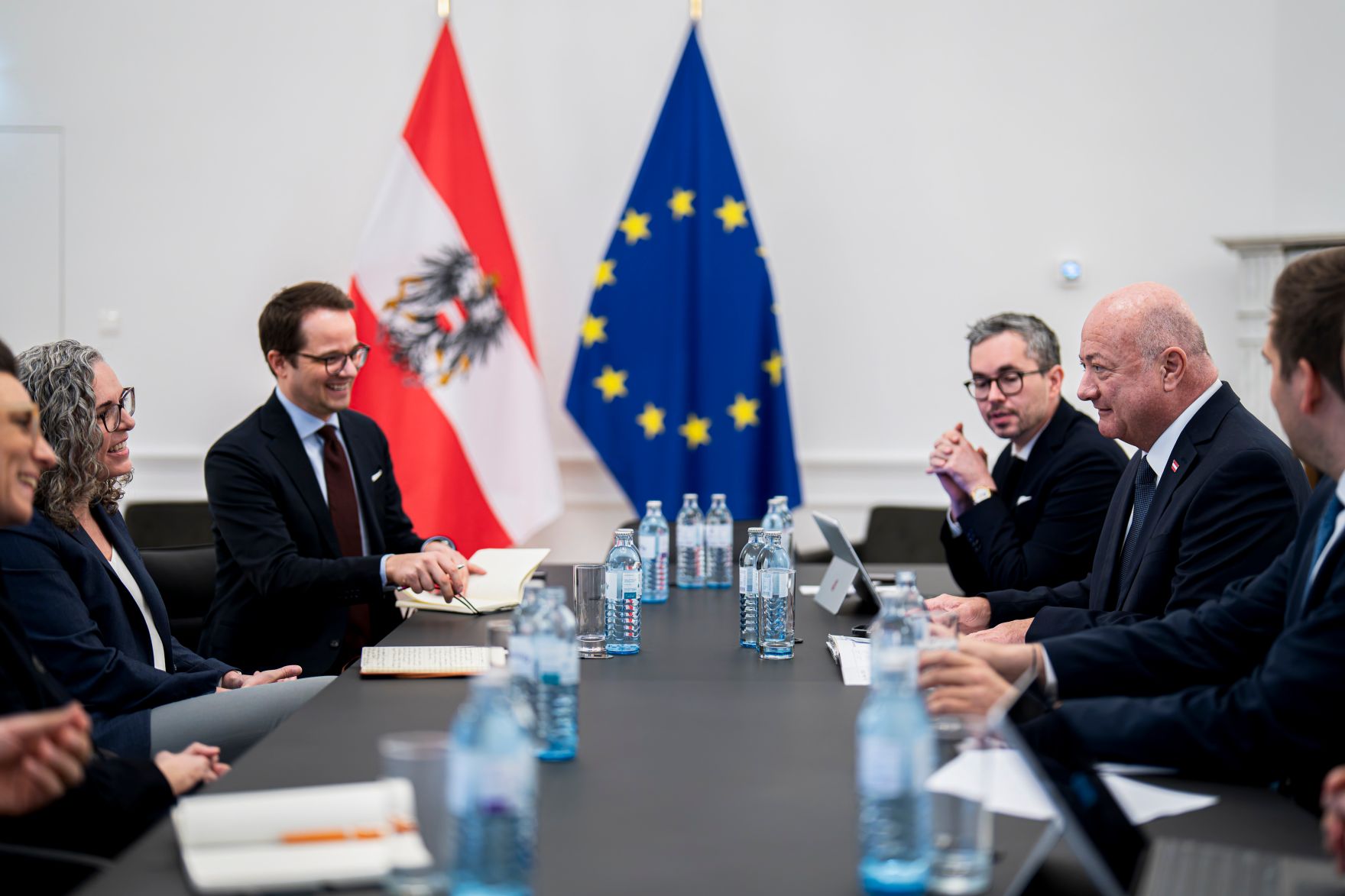 Am 16. M&auml;rz 2026 empfing Bundeskanzler Christian Stocker (2.v.r.) die Vizepr&auml;sidentin f&uuml;r Global Policy and Standards bei Google Christy Abizaid (2.v.l.) zu einem Arbeitsgespr&auml;ch im Bundeskanzleramt.