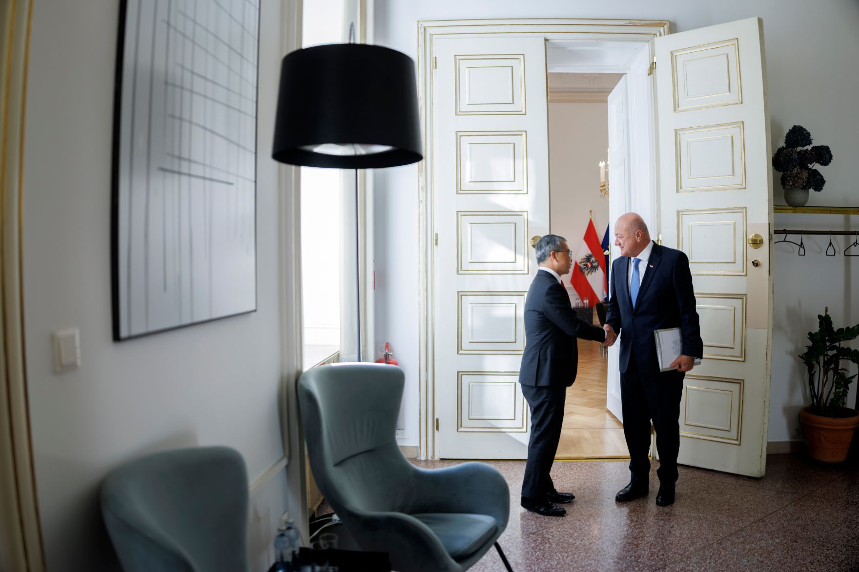 Am 17. M&auml;rz 2026 empfing Bundeskanzler Christian Stocker (r.) den Justizminister von Singapur Edwin Tong (l.) zu einem Arbeitsgespr&auml;ch im Bundeskanzleramt.