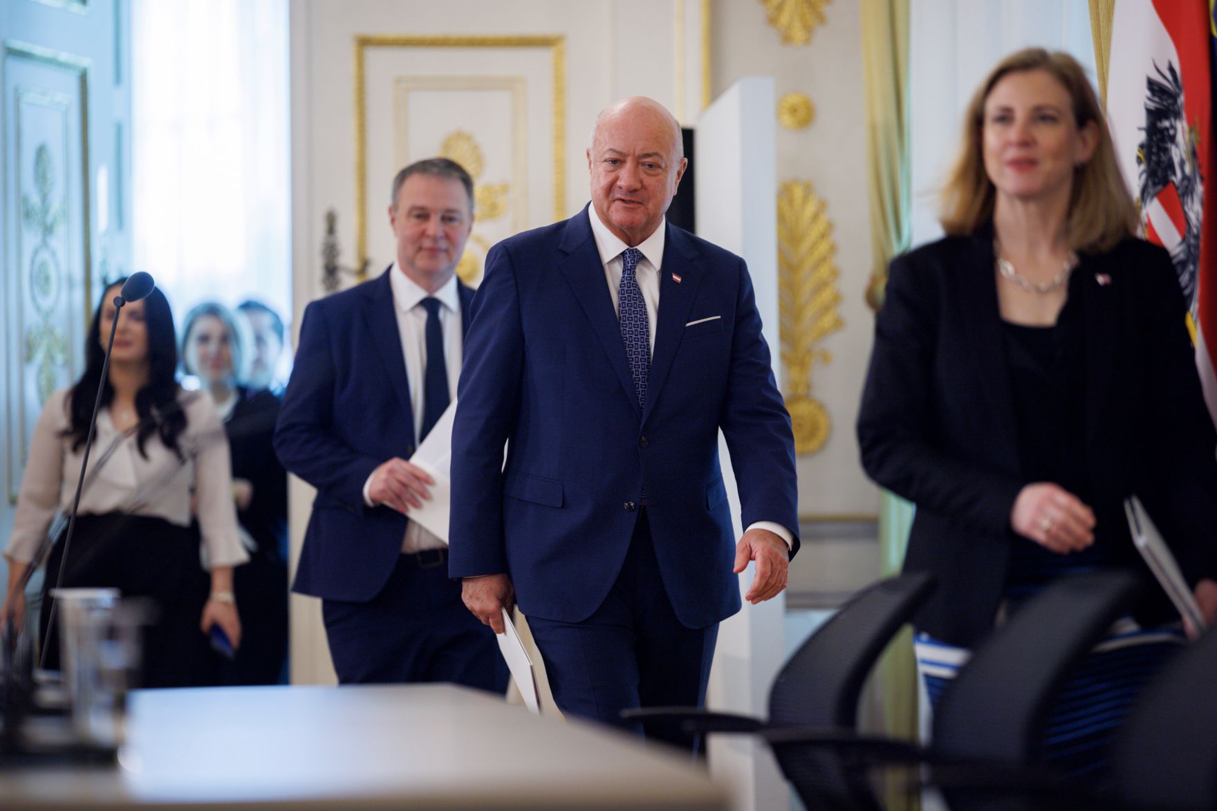 Am 18. M&auml;rz 2026 nahmen Bundeskanzler Christian Stocker (m.), Vizekanzler Andreas Babler (l.) und Au&szlig;enministerin Beate Meinl-Reisinger (r.) am Pressefoyer nach dem Ministerrat teil.