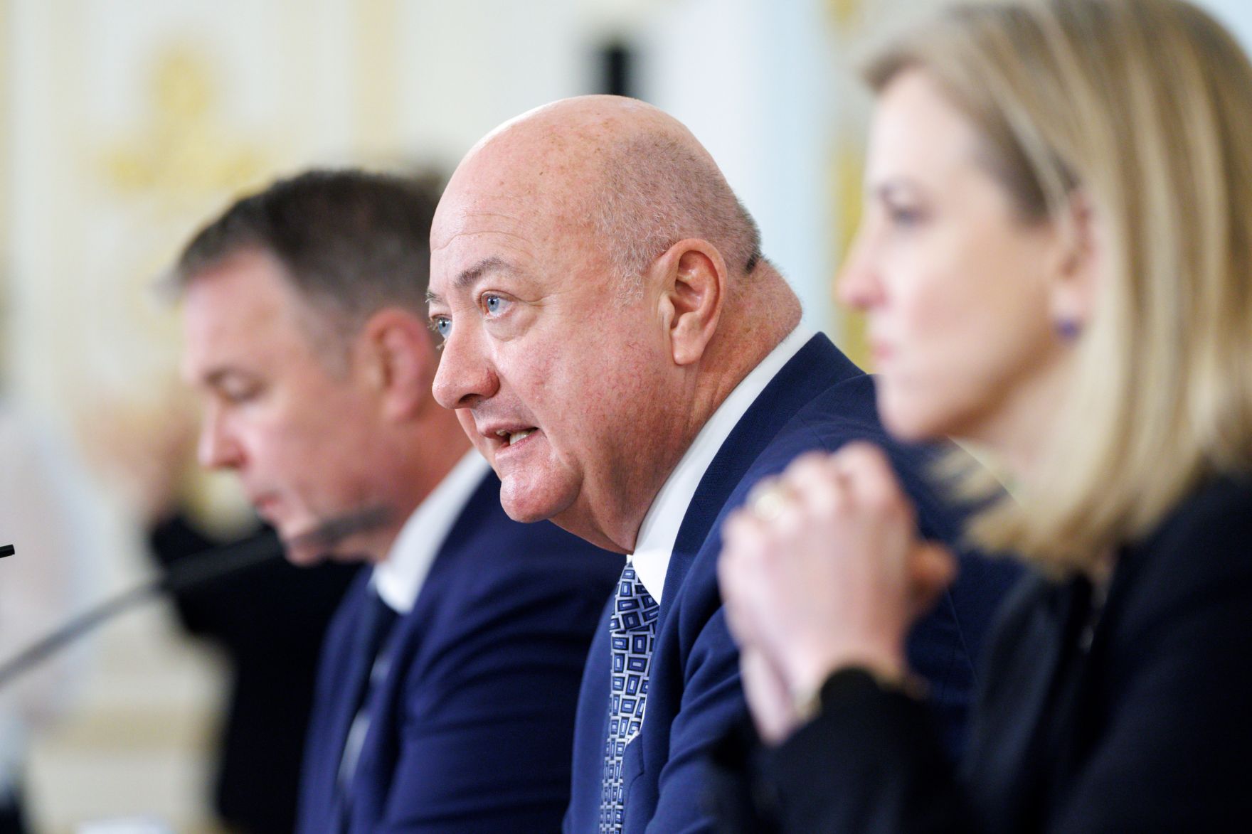 Am 18. M&auml;rz 2026 nahmen Bundeskanzler Christian Stocker (m.), Vizekanzler Andreas Babler (l.) und Au&szlig;enministerin Beate Meinl-Reisinger (r.) am Pressefoyer nach dem Ministerrat teil.