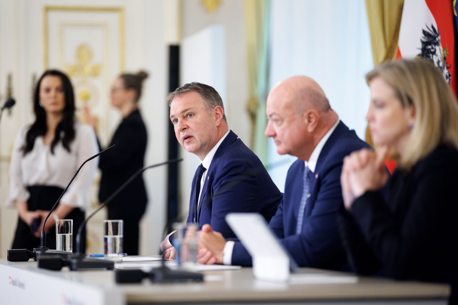 Am 18. M&auml;rz 2026 nahmen Bundeskanzler Christian Stocker (m.), Vizekanzler Andreas Babler (l.) und Au&szlig;enministerin Beate Meinl-Reisinger (r.) am Pressefoyer nach dem Ministerrat teil.
