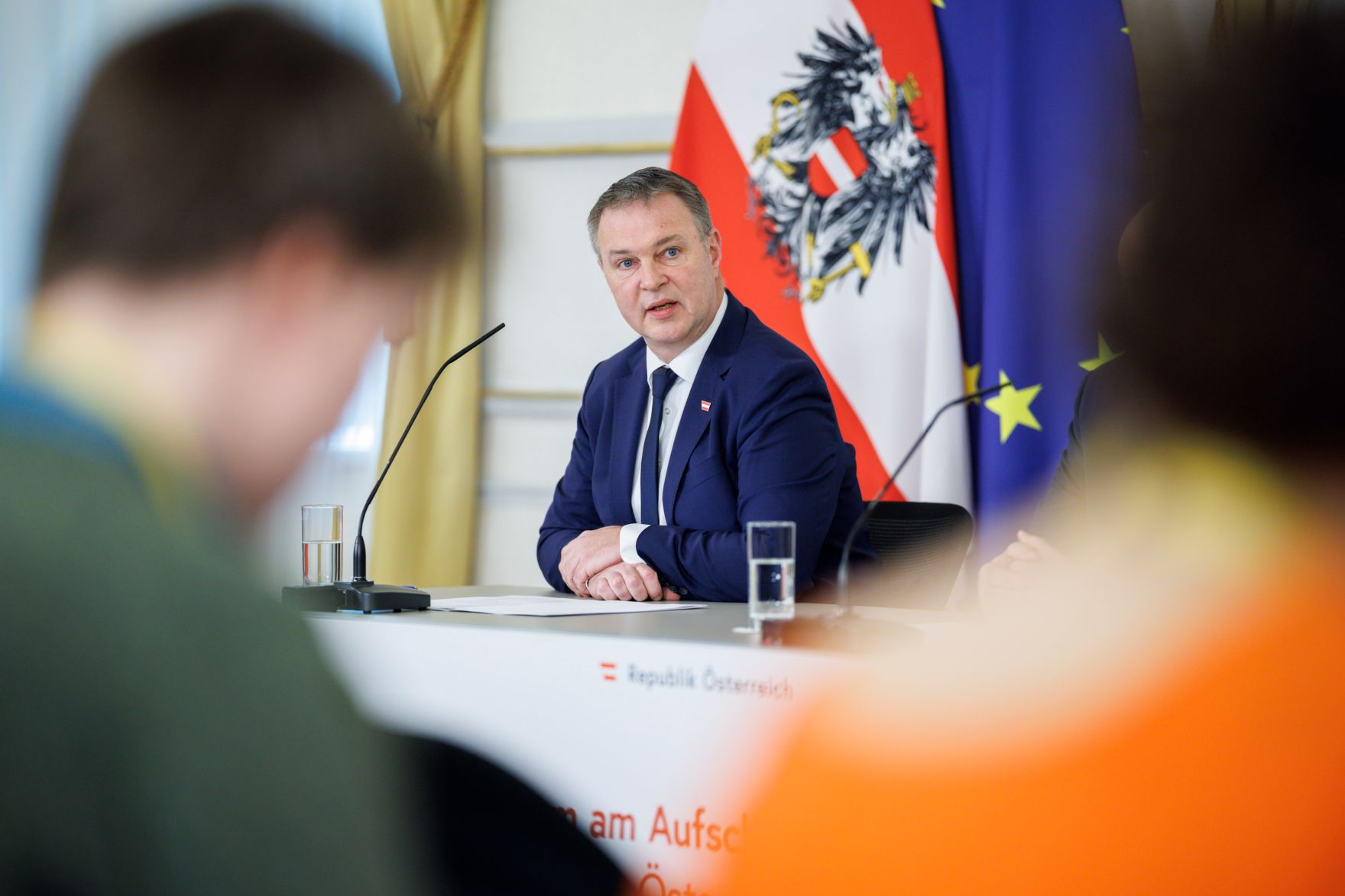 Am 18. M&auml;rz 2026 nahmen Bundeskanzler Christian Stocker, Vizekanzler Andreas Babler (im Bild) und Au&szlig;enministerin Beate Meinl-Reisinger am Pressefoyer nach dem Ministerrat teil.
