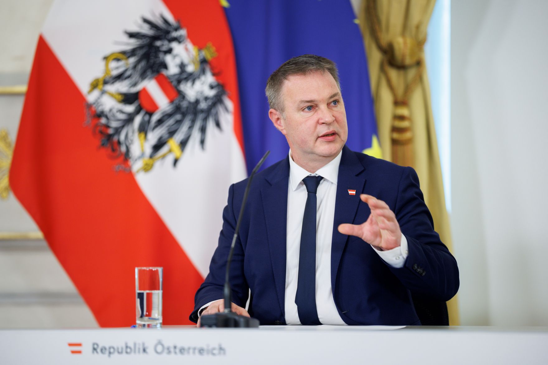 Am 18. M&auml;rz 2026 nahmen Bundeskanzler Christian Stocker, Vizekanzler Andreas Babler (im Bild) und Au&szlig;enministerin Beate Meinl-Reisinger am Pressefoyer nach dem Ministerrat teil.