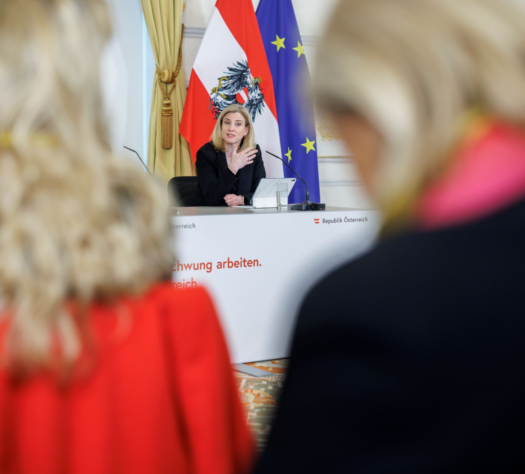 Am 18. M&auml;rz 2026 nahmen Bundeskanzler Christian Stocker, Vizekanzler Andreas Babler und Au&szlig;enministerin Beate Meinl-Reisinger (im Bild) am Pressefoyer nach dem Ministerrat teil.