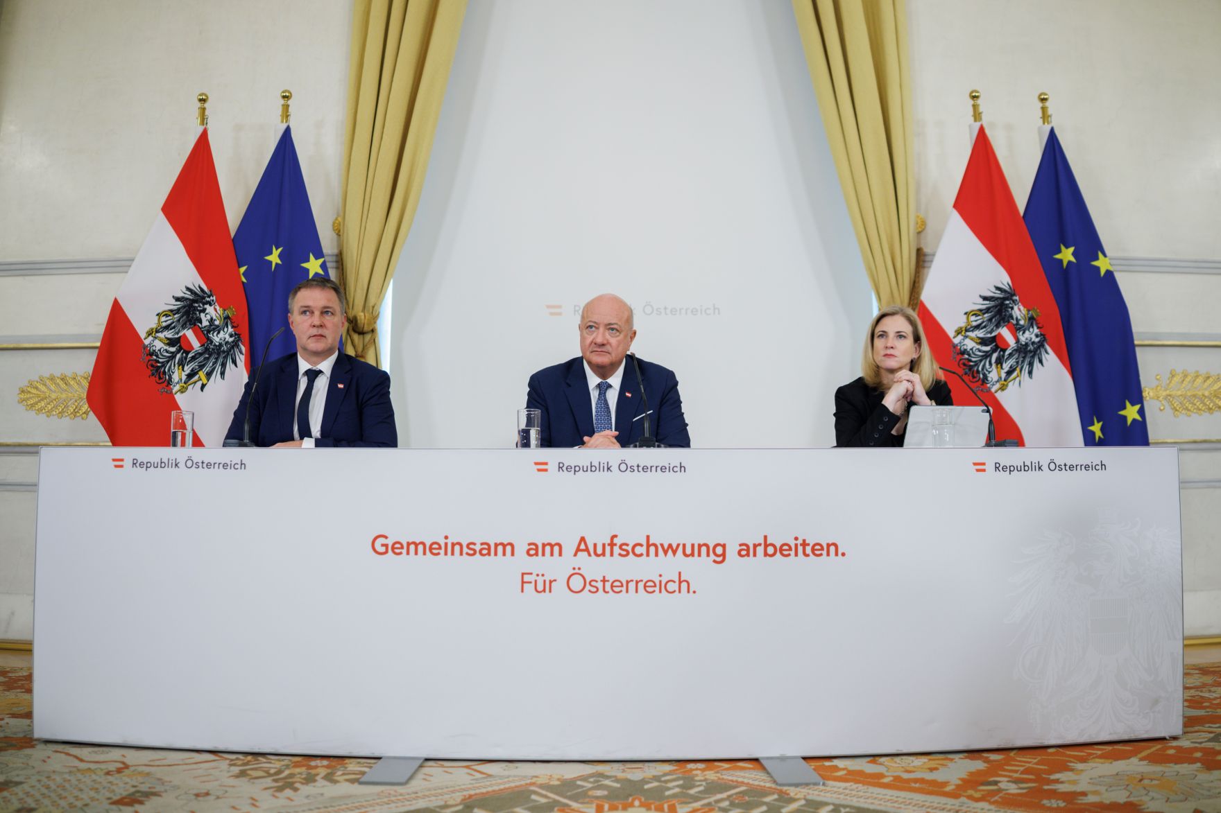 Am 18. M&auml;rz 2026 nahmen Bundeskanzler Christian Stocker (m.), Vizekanzler Andreas Babler (l.) und Au&szlig;enministerin Beate Meinl-Reisinger (r.) am Pressefoyer nach dem Ministerrat teil.