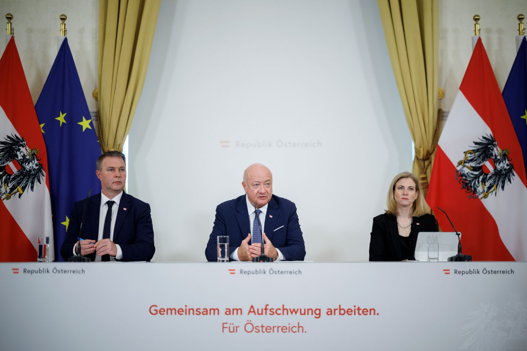 Am 18. M&auml;rz 2026 nahmen Bundeskanzler Christian Stocker (m.), Vizekanzler Andreas Babler (l.) und Au&szlig;enministerin Beate Meinl-Reisinger (r.) am Pressefoyer nach dem Ministerrat teil.