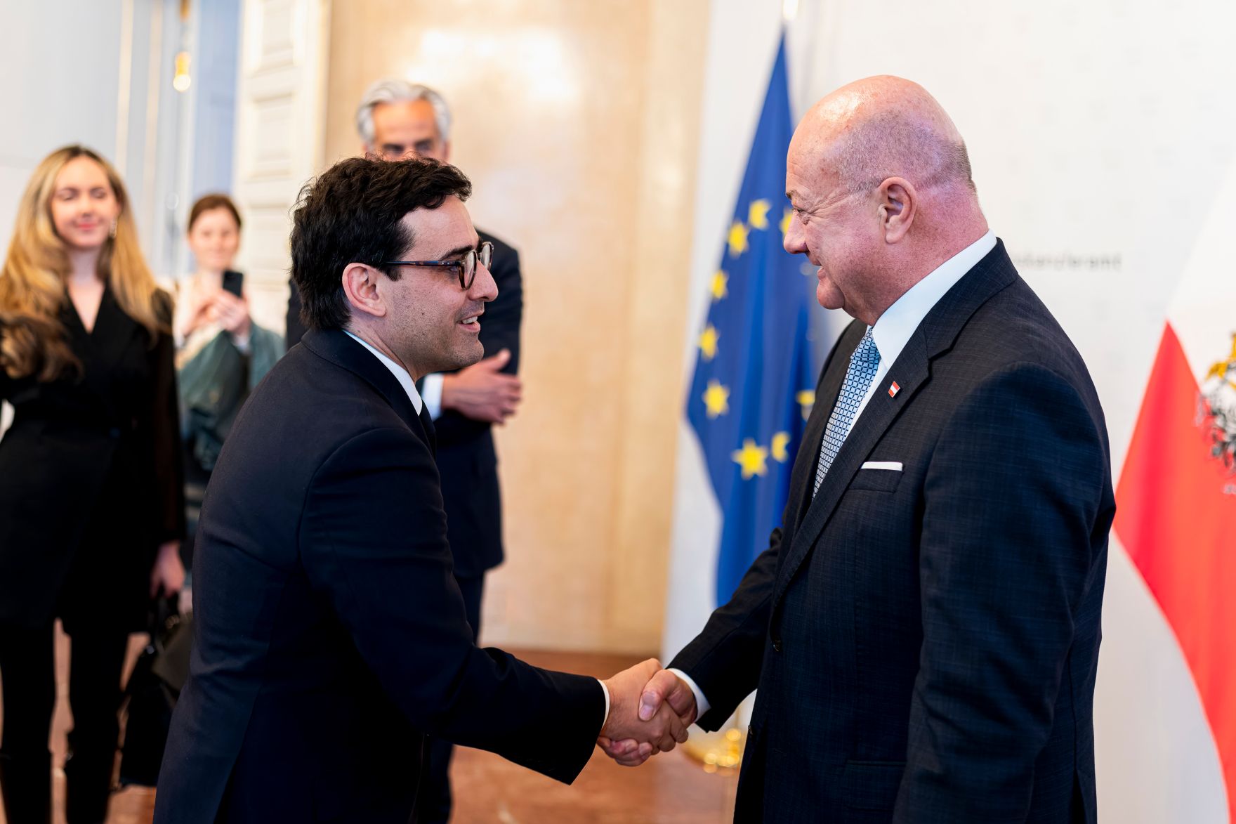 Am 23. M&auml;rz 2026 empfing Bundeskanzler Christian Stocker (r.) den Kommissar f&uuml;r Binnenmarkt und Dienstleistungen der Europ&auml;ischen Union St&eacute;phane S&eacute;journ&eacute; (l.), zu einem Arbeitsgespr&auml;ch im Bundeskanzleramt.