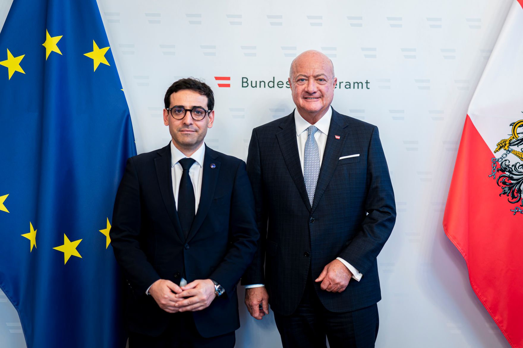 Am 23. M&auml;rz 2026 empfing Bundeskanzler Christian Stocker (r.) den Kommissar f&uuml;r Binnenmarkt und Dienstleistungen der Europ&auml;ischen Union St&eacute;phane S&eacute;journ&eacute; (l.), zu einem Arbeitsgespr&auml;ch im Bundeskanzleramt.