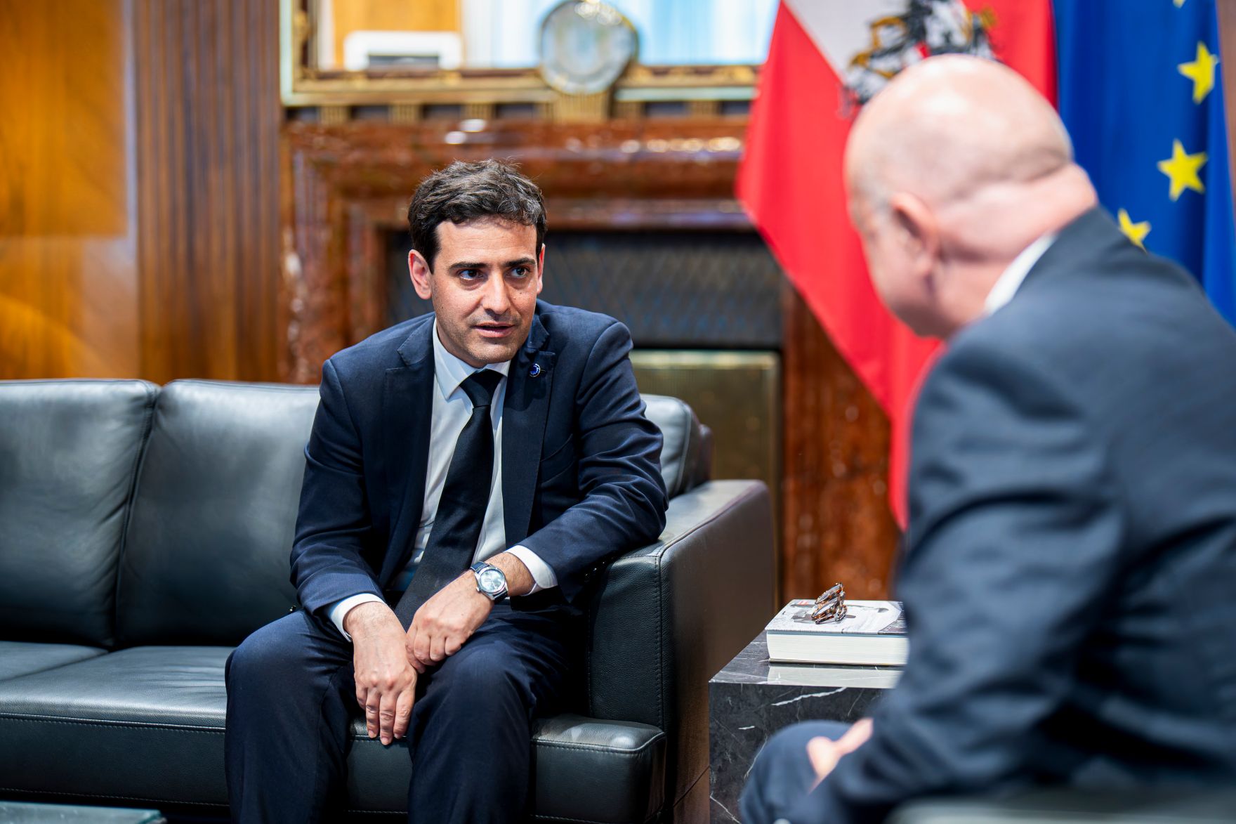 Am 23. M&auml;rz 2026 empfing Bundeskanzler Christian Stocker (r.) den Kommissar f&uuml;r Binnenmarkt und Dienstleistungen der Europ&auml;ischen Union St&eacute;phane S&eacute;journ&eacute; (l.), zu einem Arbeitsgespr&auml;ch im Bundeskanzleramt.