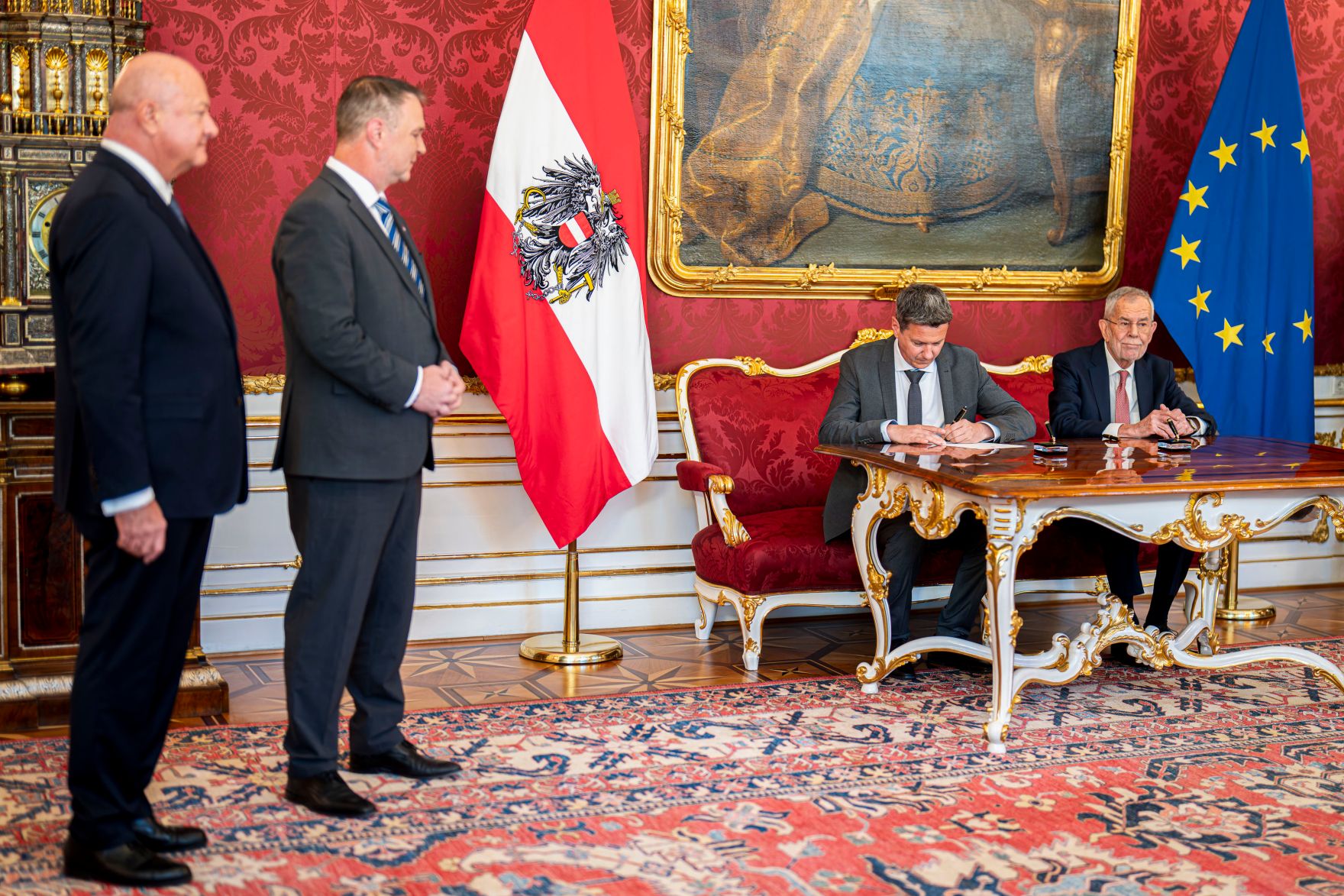 Am 8. April 2026 wurde Landeshauptmann Daniel Fellner (m.r.) von Bundespr&auml;sident Alexander Van der Bellen (r.) angelobt. Im Bild Bundeskanzler Christian Stocker (l.) und Vizekanzler Andreas Babler (m.l.).