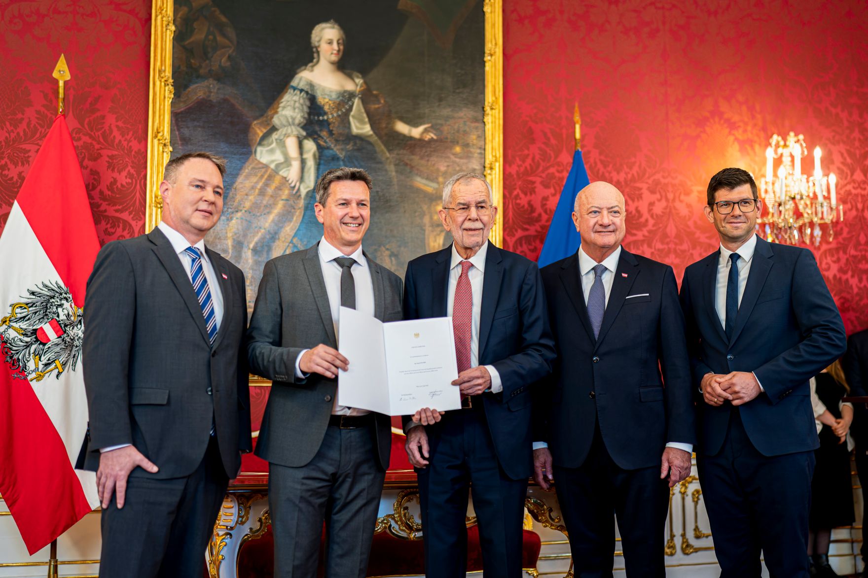 Am 8. April 2026 wurde Landeshauptmann Daniel Fellner (m.l.) von Bundespr&auml;sident Alexander Van der Bellen (m.) angelobt. Im Bild Bundeskanzler Christian Stocker (m.r.) und Vizekanzler Andreas Babler (l.).
