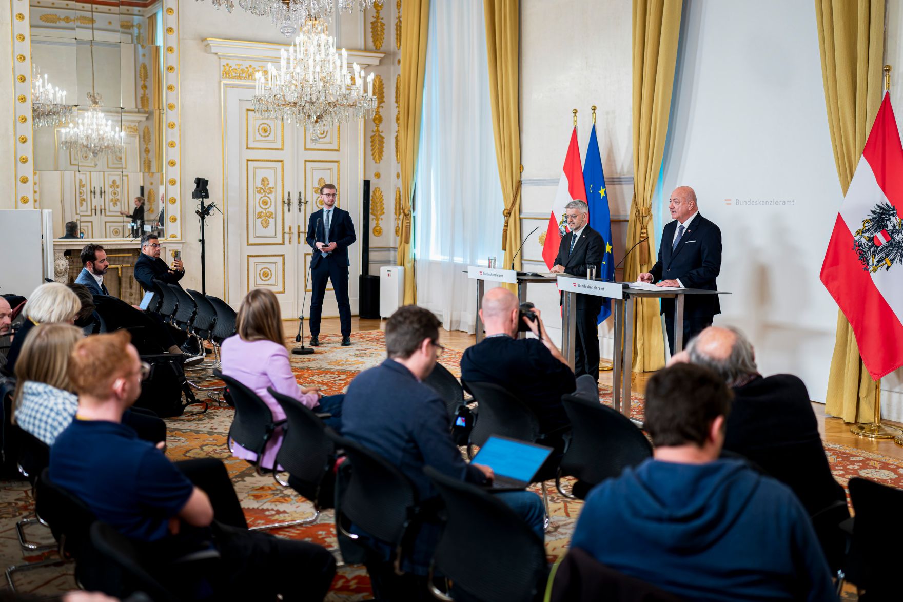 Am 8. April 2026 gab Bundeskanzler Christian Stocker gemeinsam mit Regierungsberater f&uuml;r nationale Sicherheit und Krisenvorsorge Peter Vorhofer ein Pressestatement zur Einrichtung eines Koordinationsgremiums.
