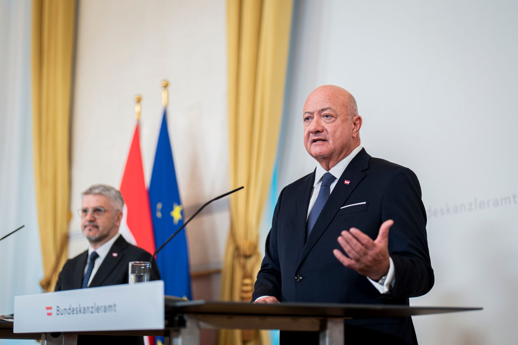 Am 8. April 2026 gab Bundeskanzler Christian Stocker (r.) gemeinsam mit Regierungsberater f&uuml;r nationale Sicherheit und Krisenvorsorge Peter Vorhofer (l.) ein Pressestatement zur Einrichtung eines Koordinationsgremiums.