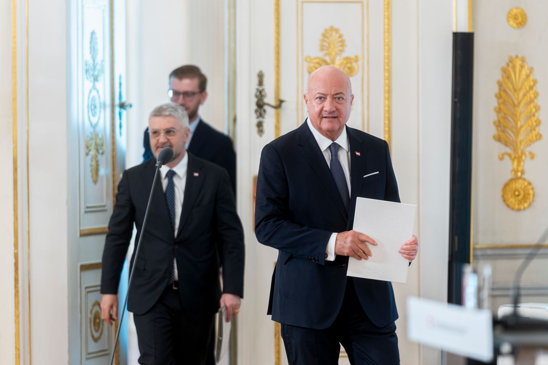 Am 8. April 2026 gab Bundeskanzler Christian Stocker (r.) gemeinsam mit Regierungsberater f&uuml;r nationale Sicherheit und Krisenvorsorge Peter Vorhofer (l.) ein Pressestatement zur Einrichtung eines Koordinationsgremiums.