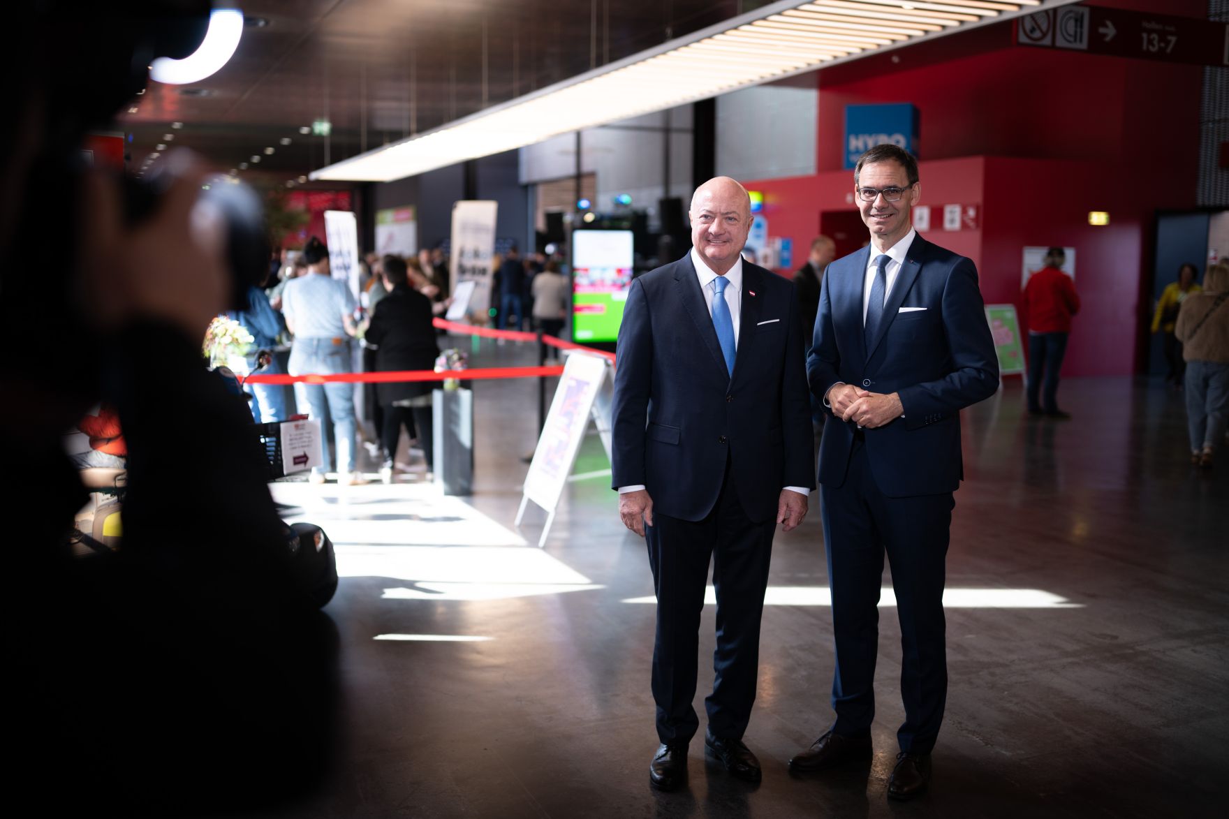 Am 9. April 2026 besuchte Bundeskanzler Christian Stocker (l.) im Rahmen seines Bundesl&auml;ndertages die SCHAU! - Die Vorarlberger Fr&uuml;hjahrsmesse in Dornbirn. Im Bild mit dem Landeshauptmann Markus Wallner (r.).