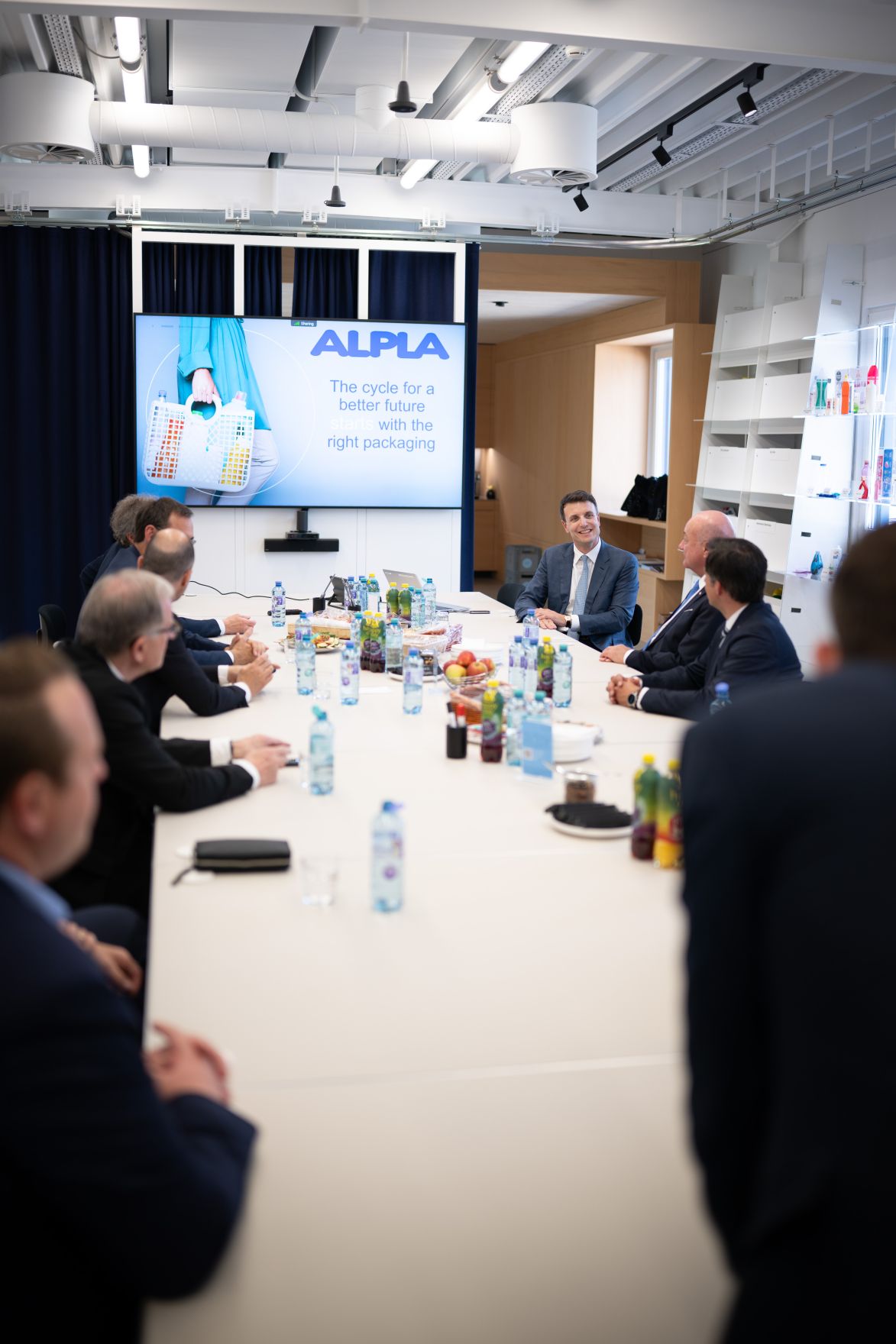 Am 9. April 2026 besuchte Bundeskanzler Christian Stocker (im Bild) im Rahmen seines Bundesl&auml;ndertages das Verpackungsunternehmen ALPLA.