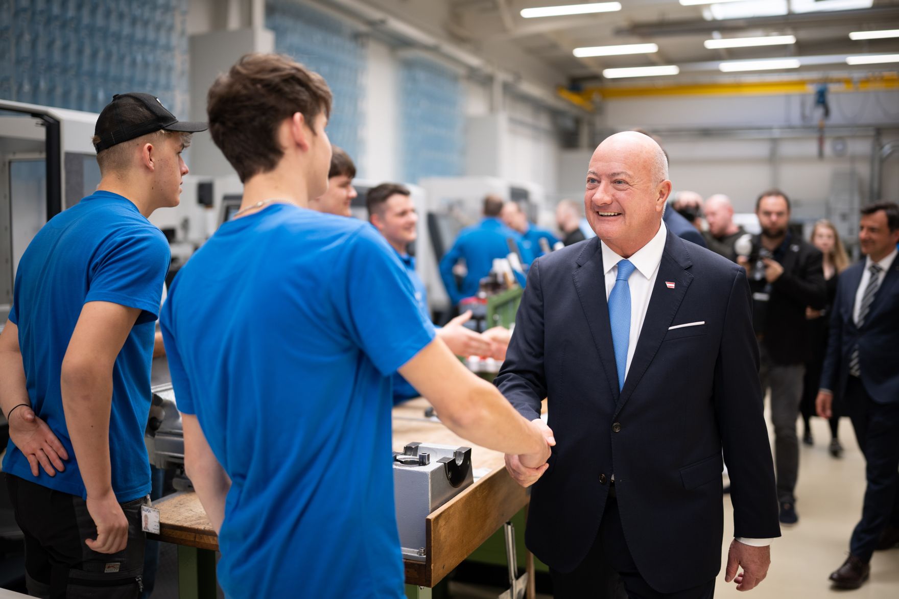 Am 9. April 2026 besuchte Bundeskanzler Christian Stocker (r.) im Rahmen seines Bundesl&auml;ndertages das Verpackungsunternehmen ALPLA.
