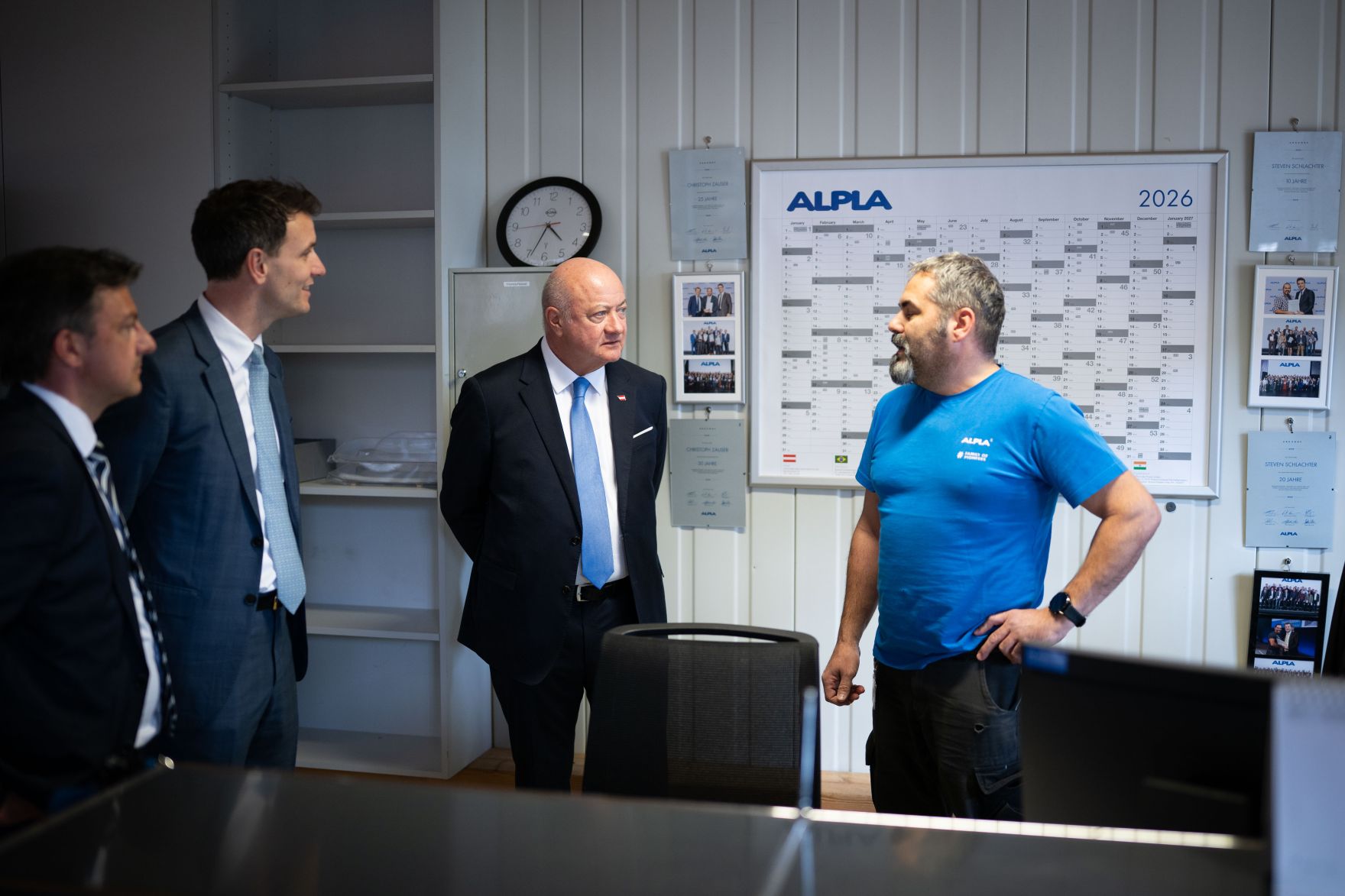 Am 9. April 2026 besuchte Bundeskanzler Christian Stocker (im Bild) im Rahmen seines Bundesl&auml;ndertages das Verpackungsunternehmen ALPLA.