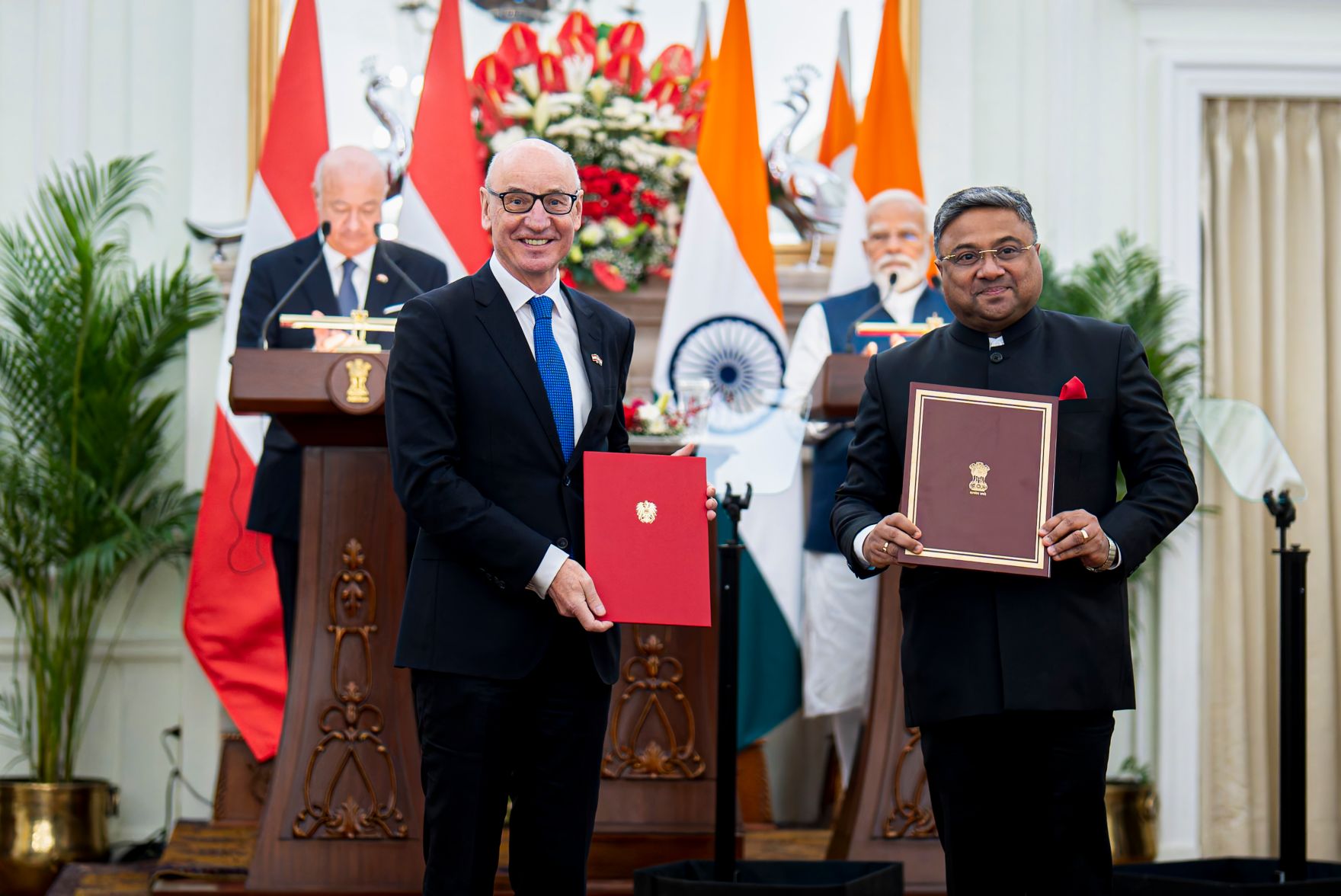 Am 16. April 2026 setzte Bundeskanzler Christian Stocker (l.) seinen mehrt&auml;gigem Arbeitsbesuch in Indien fort. Im Bild mit Botschafter Robert Zischg (2.v.l.) und dem Premierminister von Indien Narendra Modi (2.v.r.) bei der anschlie&szlig;enden Pressekonferenz.
