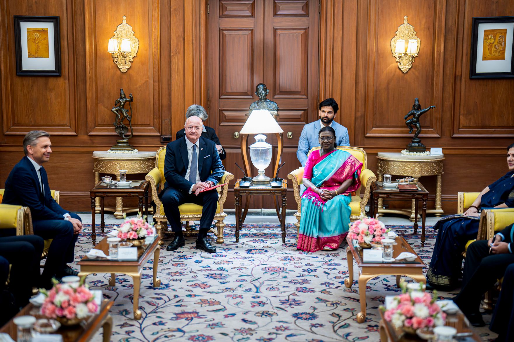Am 17. April 2026 setzte Bundeskanzler Christian Stocker (m.l.) seinen mehrt&auml;gigem Arbeitsbesuch in Indien fort. Im Bild mit Bundesminister Wolfgang Hattmannsdorfer (l.) bei einem Arbeitsgespr&auml;ch mit der Pr&auml;sidentin von Indien Draupadi Murmu (m.r.).