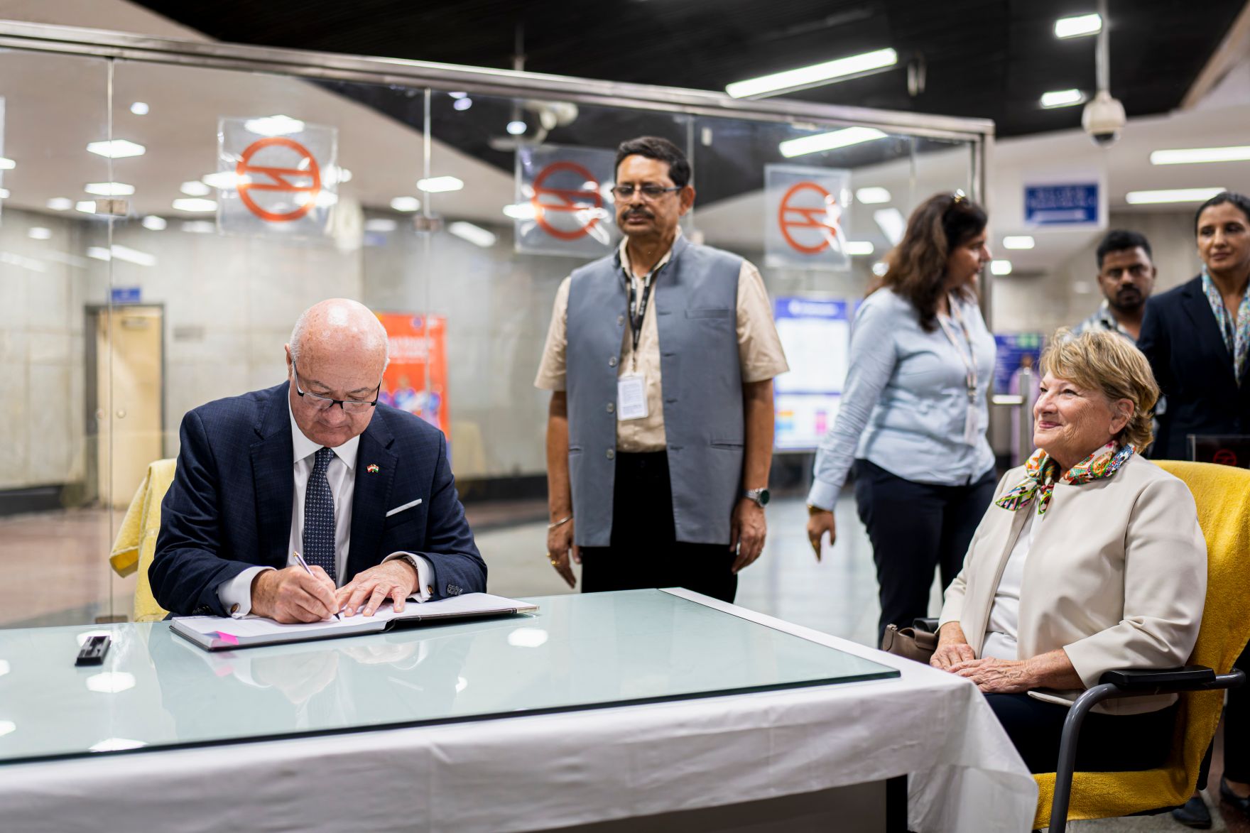 Am 17. April 2026 setzte Bundeskanzler Christian Stocker (l.) seinen mehrt&auml;gigem Arbeitsbesuch in Indien fort. Im Bild bei einem Arbeitsgespr&auml;ch mit Vertretern der STRABAG und EFKON India.
