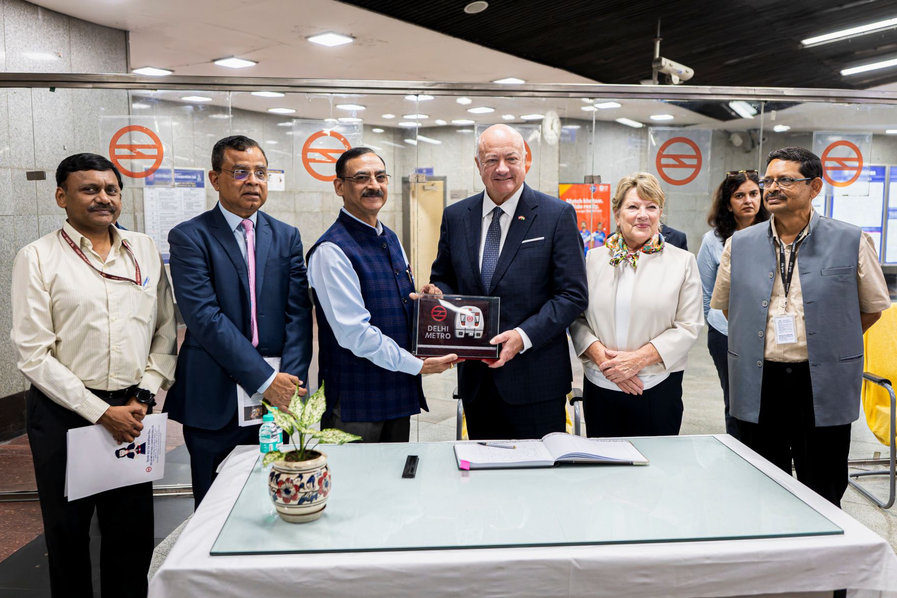 Am 17. April 2026 setzte Bundeskanzler Christian Stocker (4.v.l.) seinen mehrt&auml;gigem Arbeitsbesuch in Indien fort. Im Bild bei einem Arbeitsgespr&auml;ch mit Vertretern der STRABAG und EFKON India.