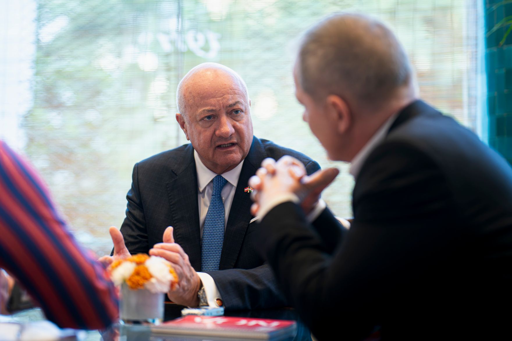 Am 15. April 2026 reiste Bundeskanzler Christian Stocker (l.) zu einem mehrt&auml;gigem Arbeitsbesuch nach Indien. Im Bild bei einem Arbeitsgespr&auml;ch mit Botschafter Robert Zischg (r.).